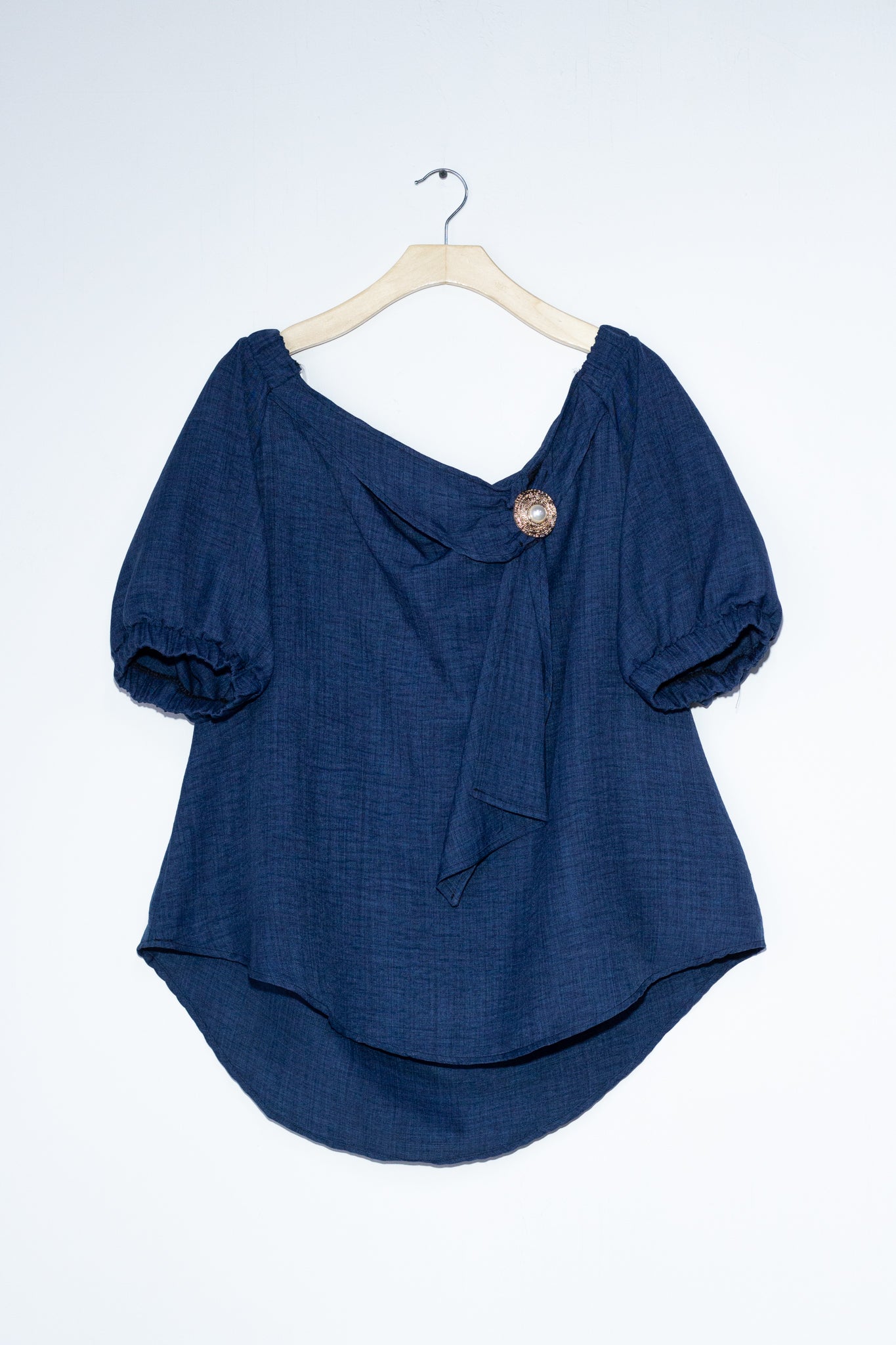 Blusa off shoulder c/boton