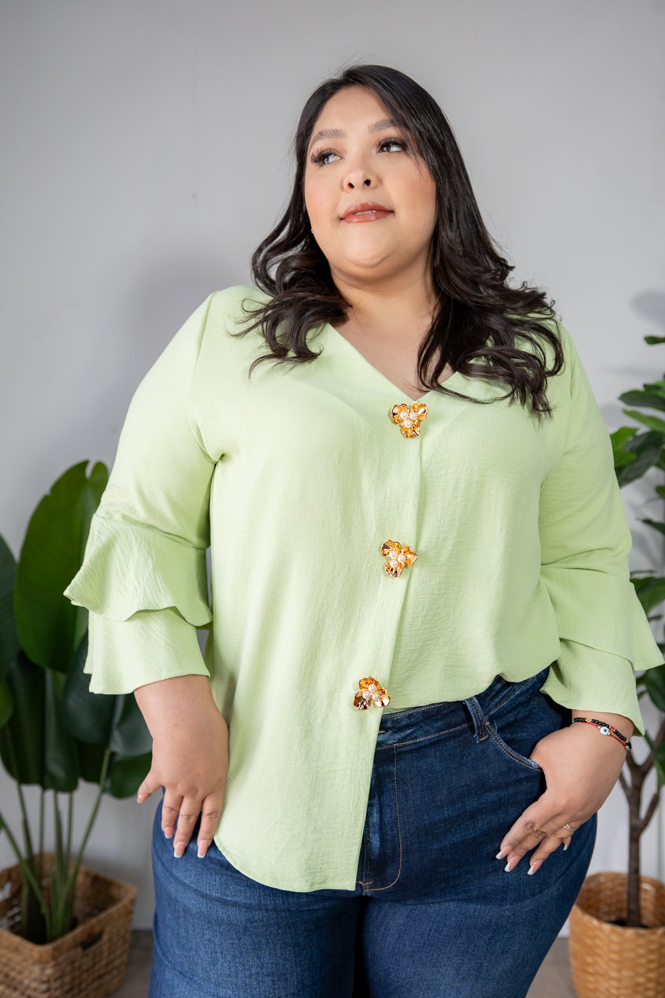 Blusa lisa botones flor