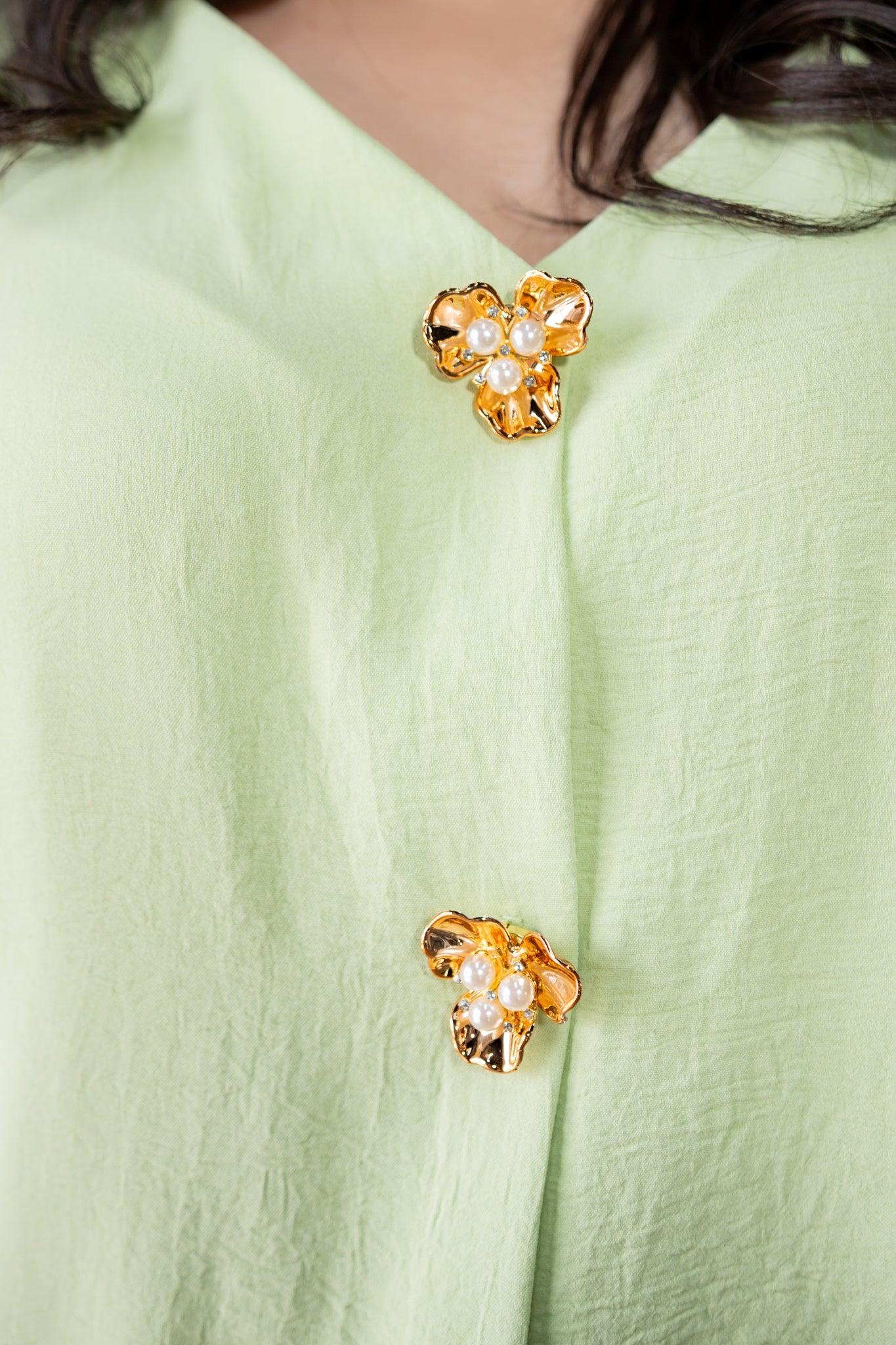 Blusa lisa botones flor