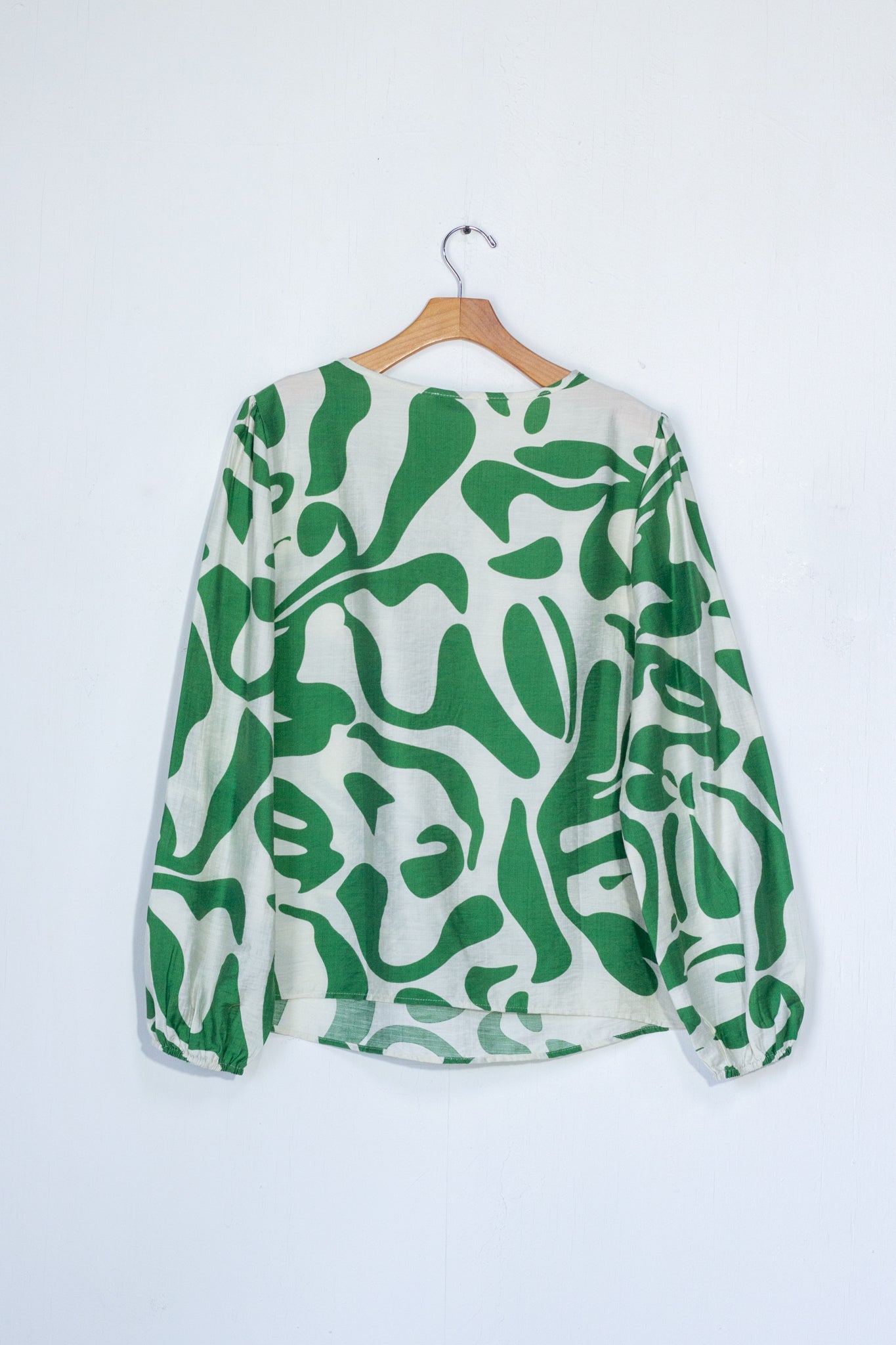 Blusa estampada c/hebilla dorada
