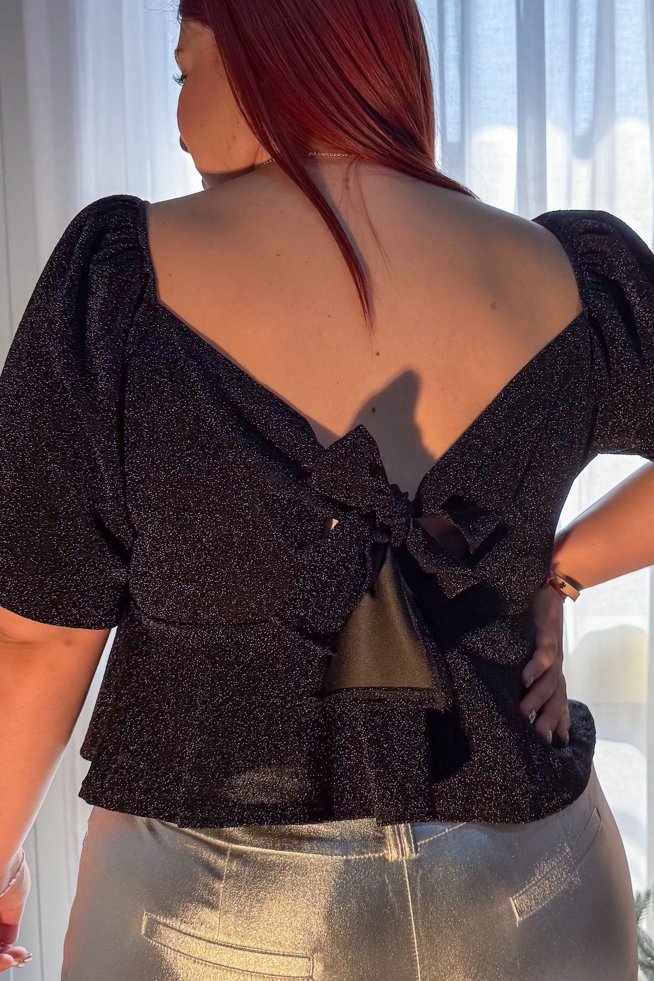 Blusa Crop de Brillos con Moño en la Espalda 