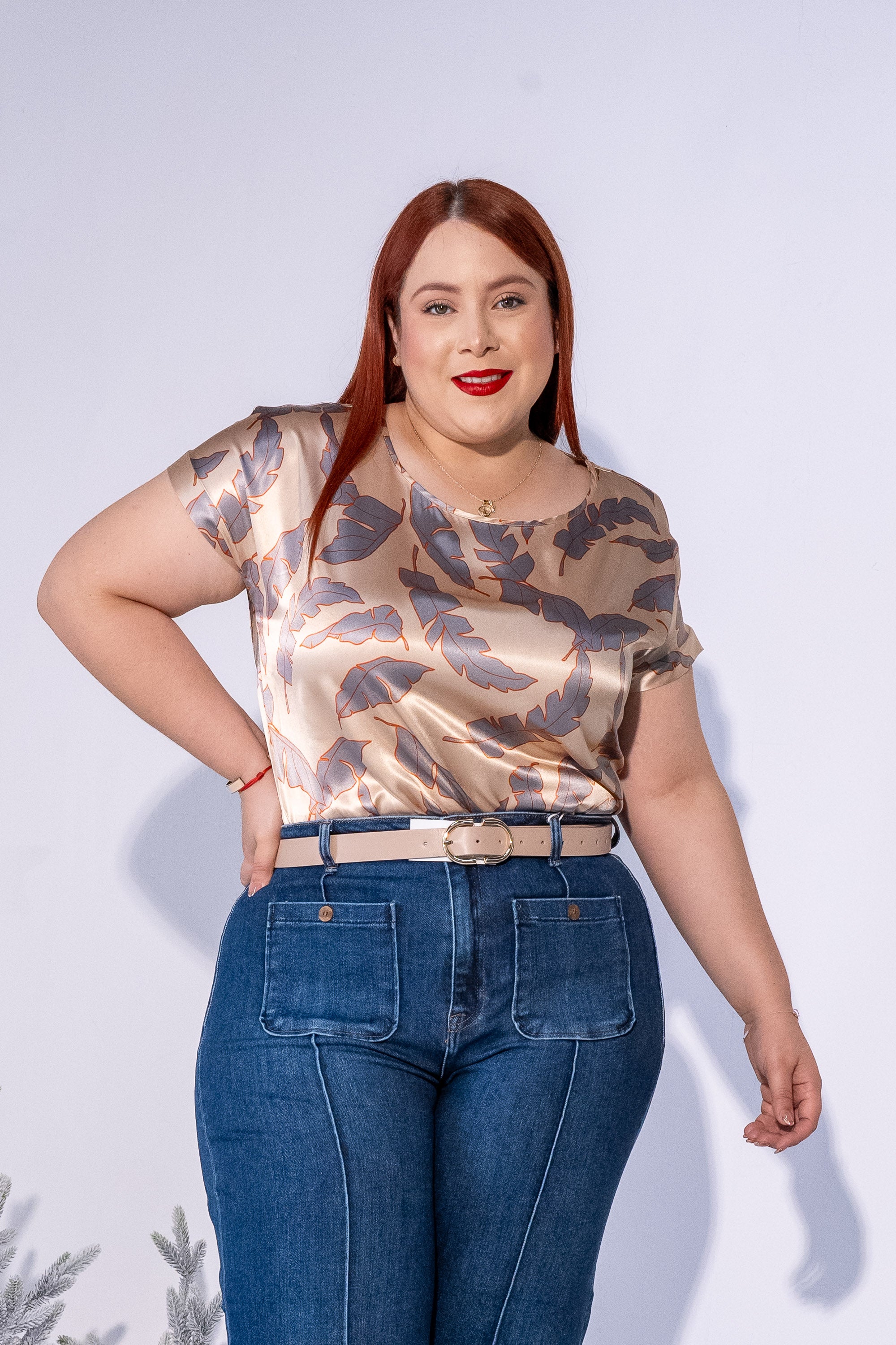 Blusa Satinada con Estampado de Hojas