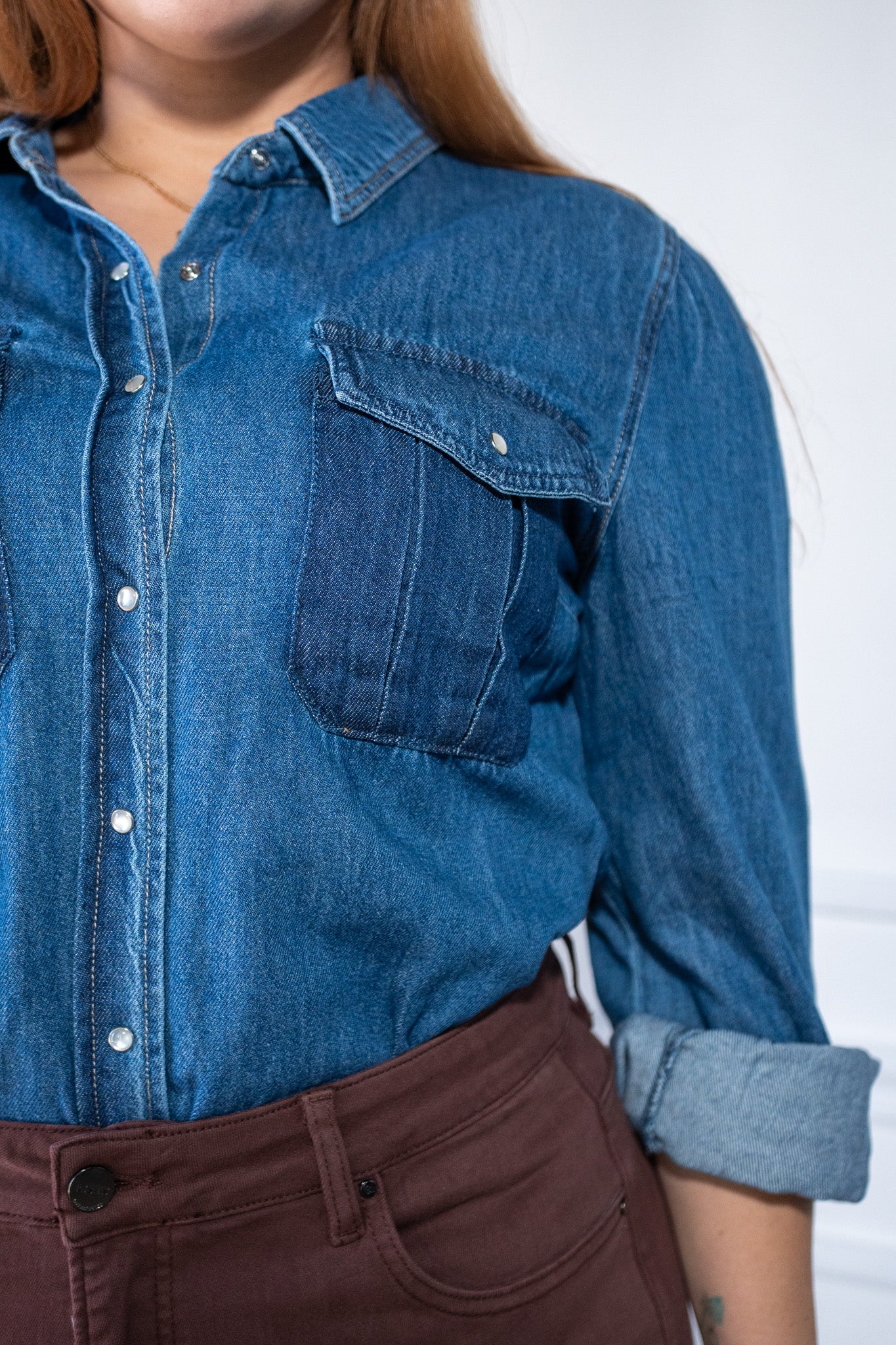 Camisa lisa denim c/bolsa