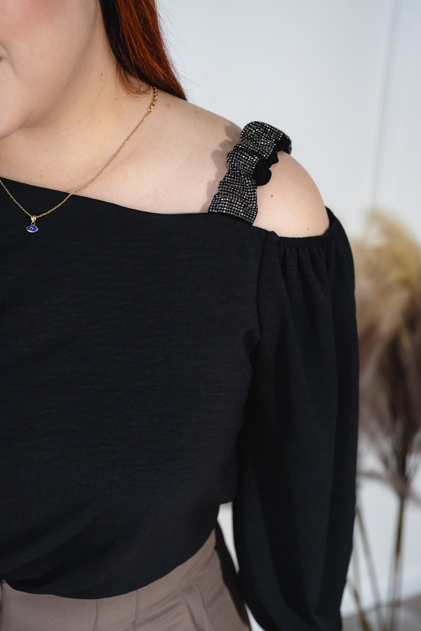 Blusa one shoulder con brillo negra