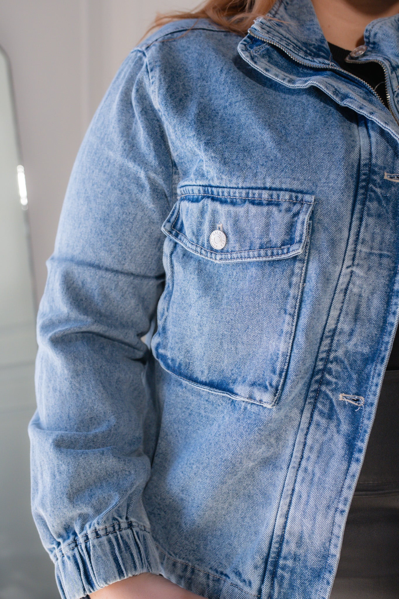 Chamarra denim c/bolsa clara