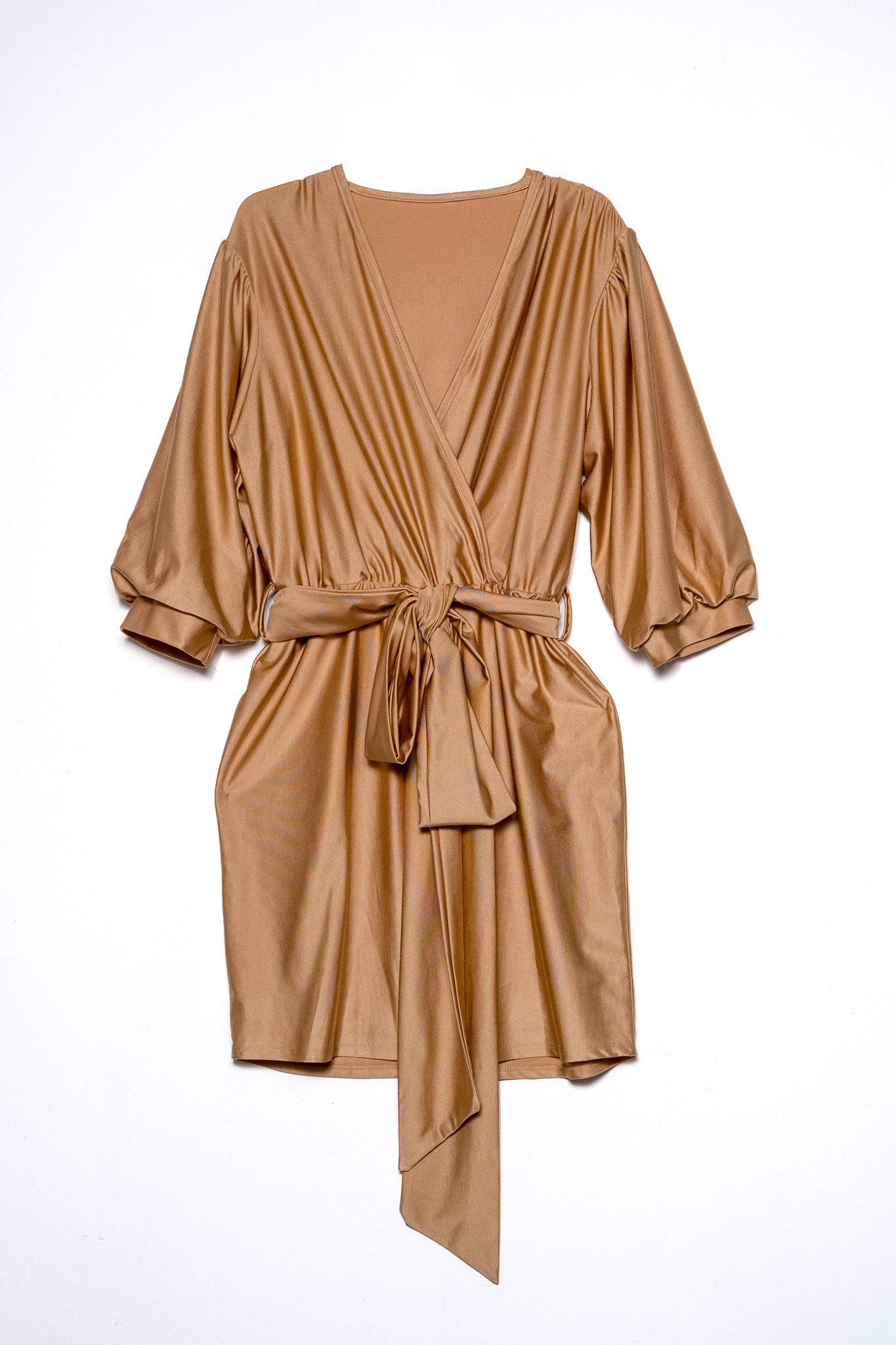 Vestido corto con lazo formal dorado