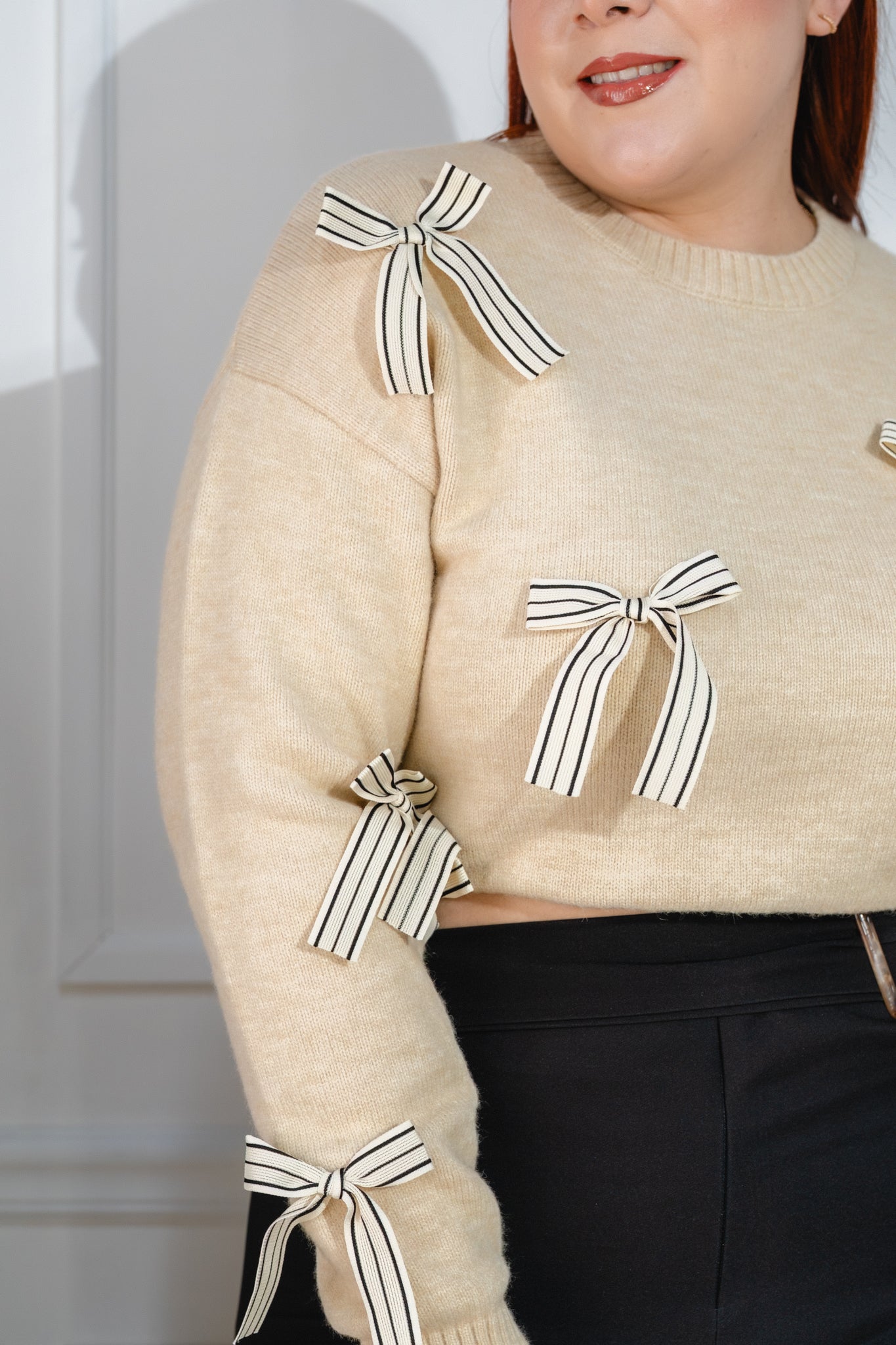 Suéter con moño beige