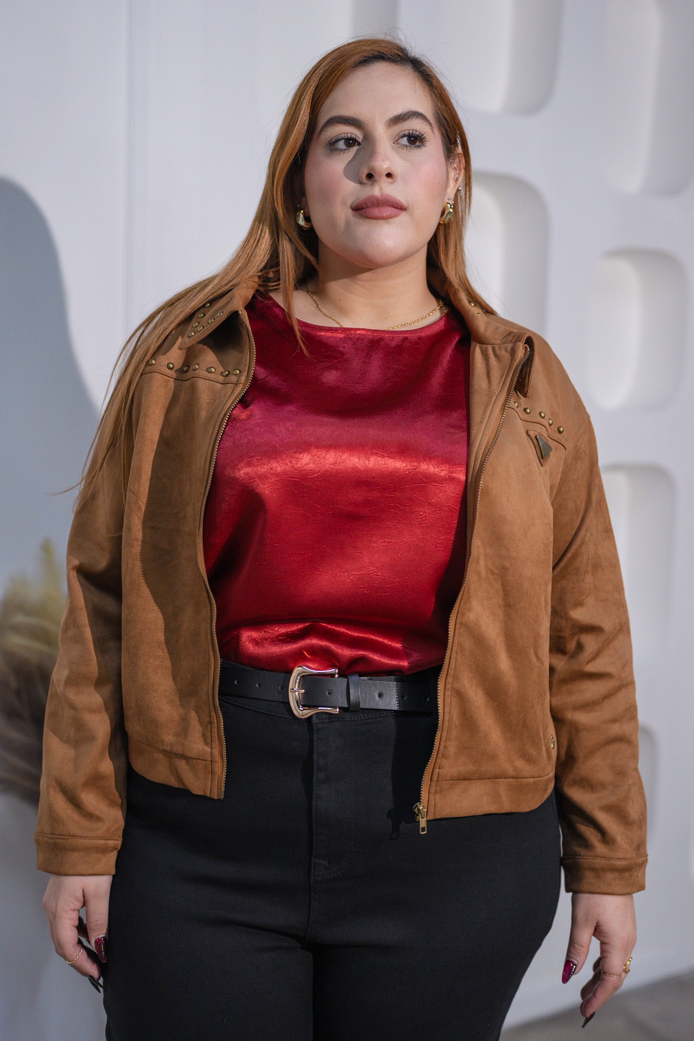 Chamarra gamuza con estoperoles cafe