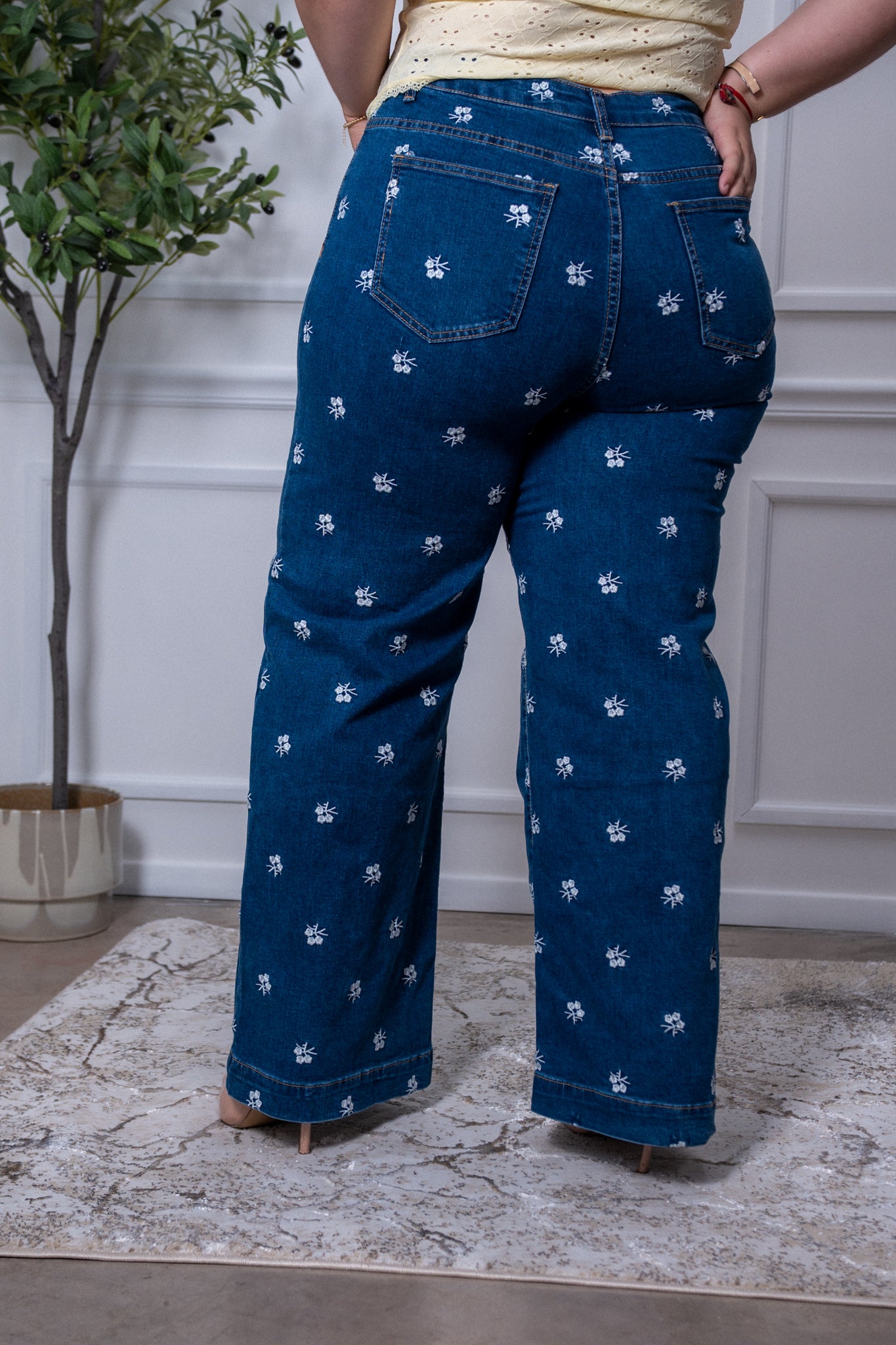 Jeans recto flores bordadas osc