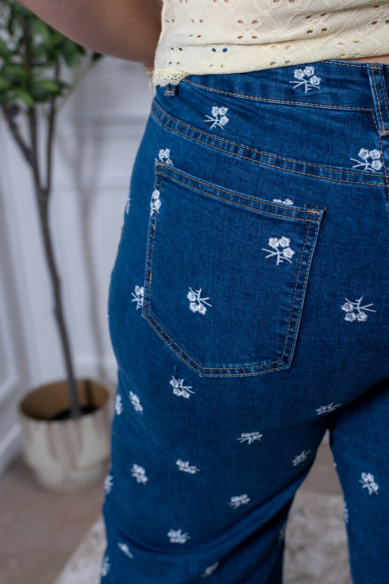 Jeans recto flores bordadas osc