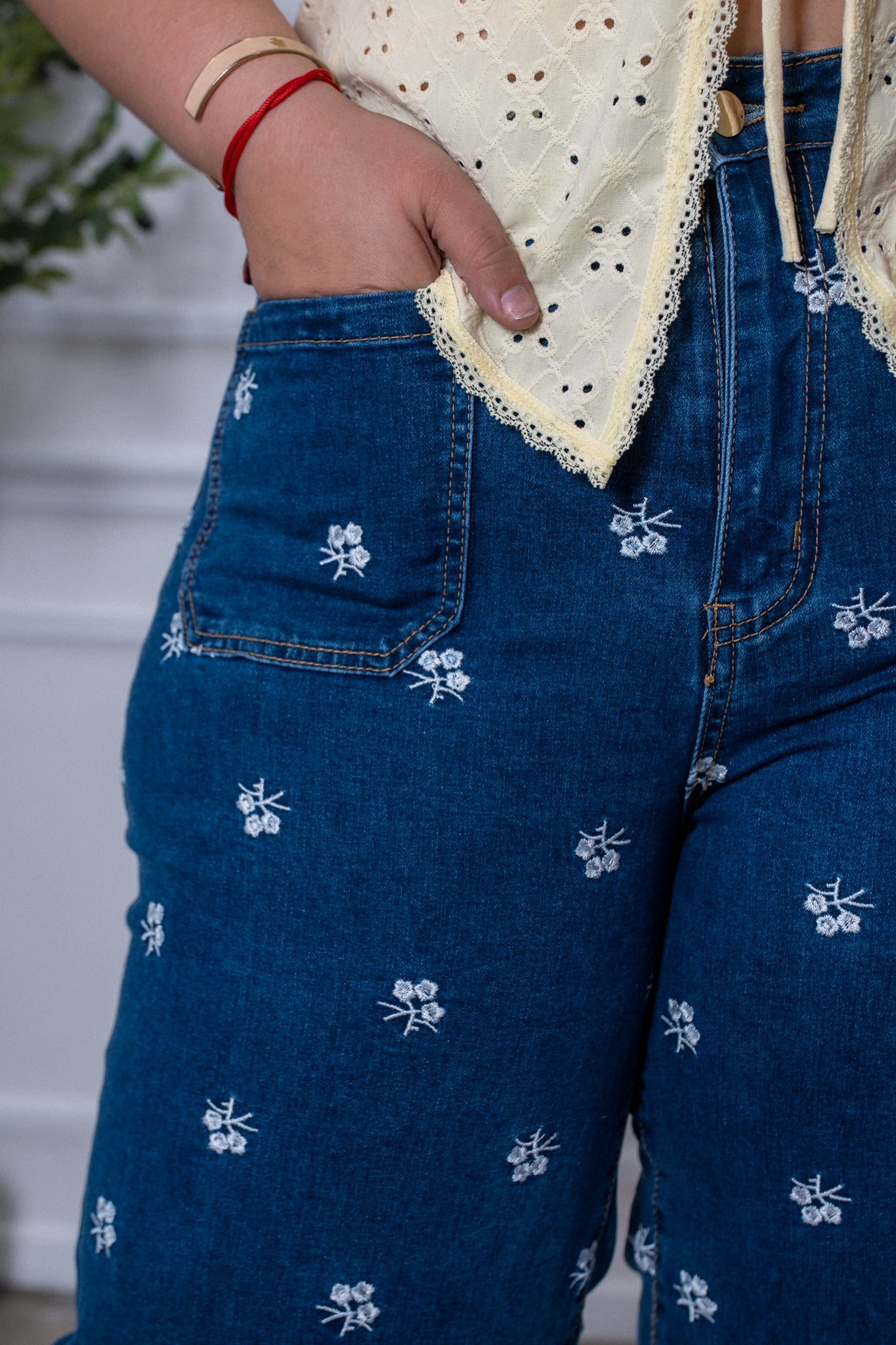 Jeans recto flores bordadas osc