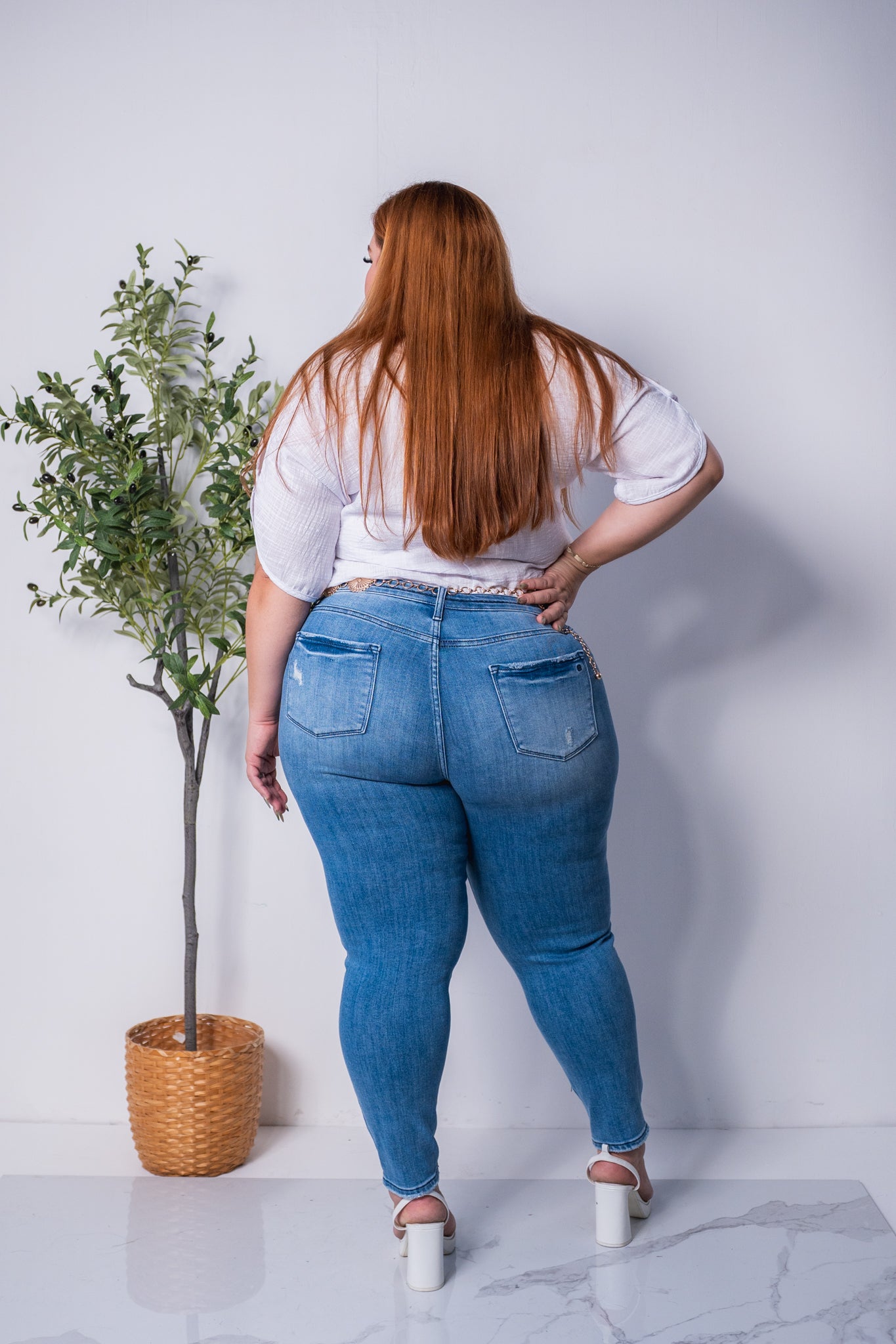 Blusa lisa cuello V blanca