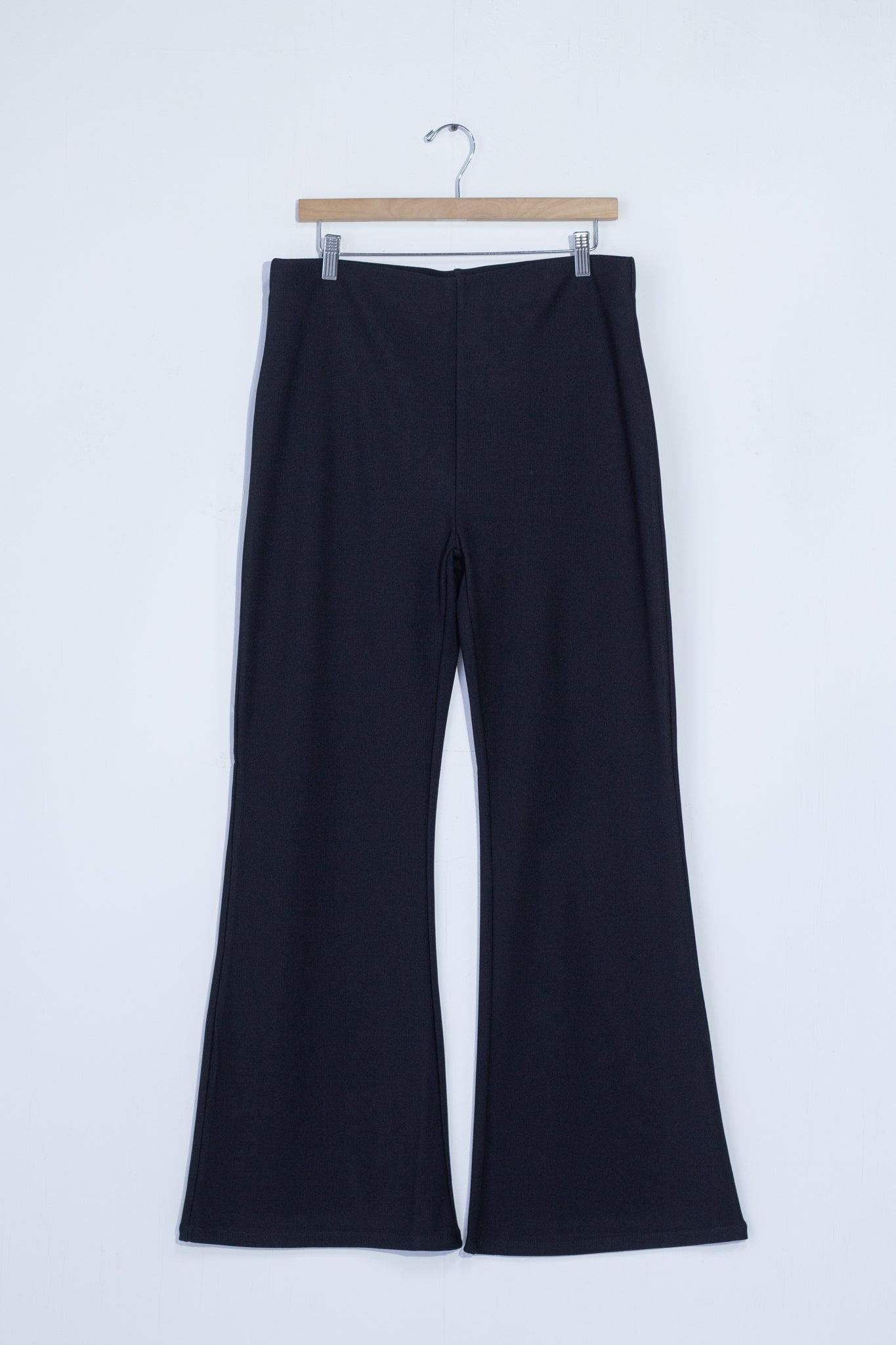 Pantalon tipo leggin campana negro