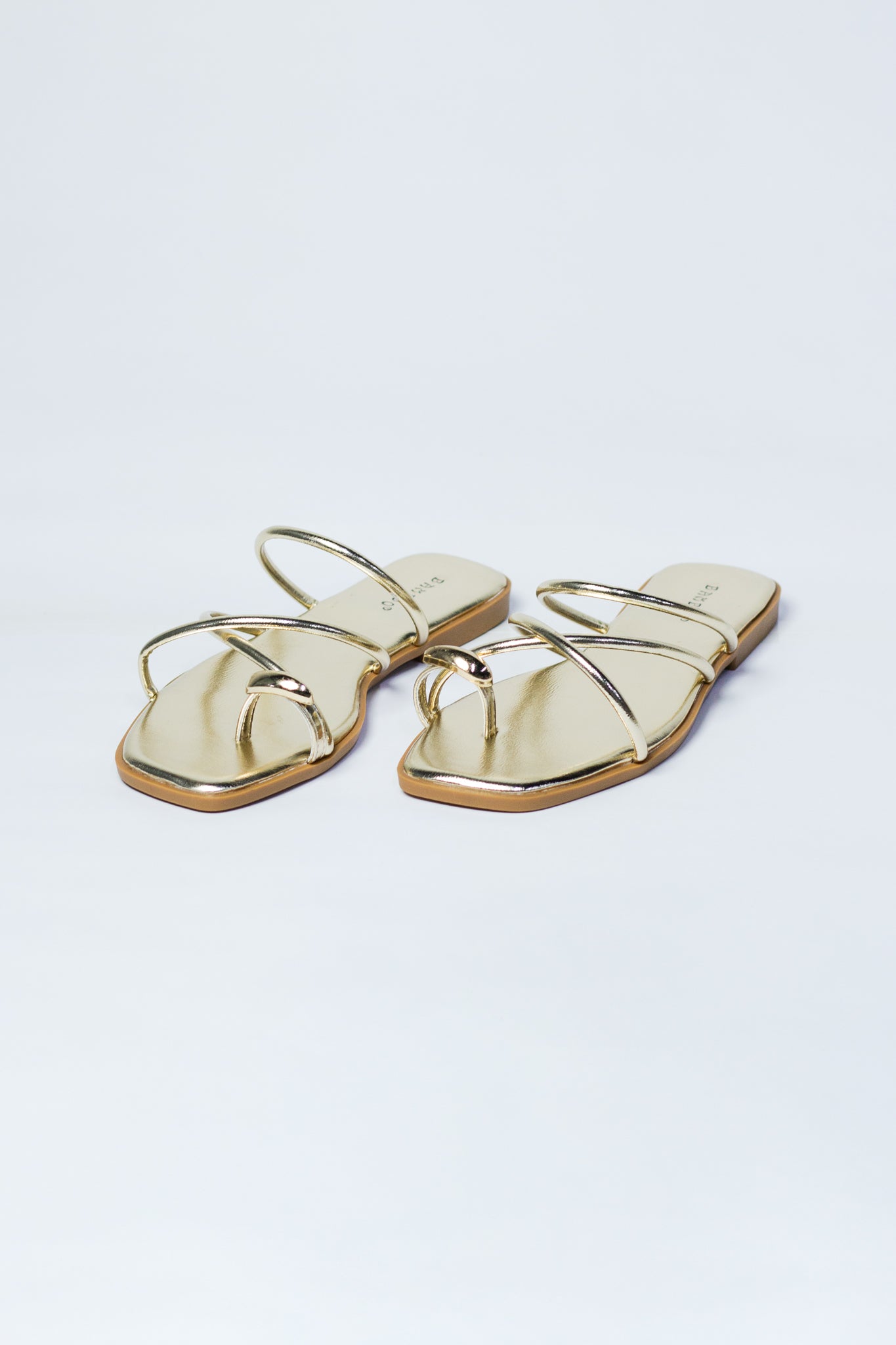 Sandalia plana metalica dorada