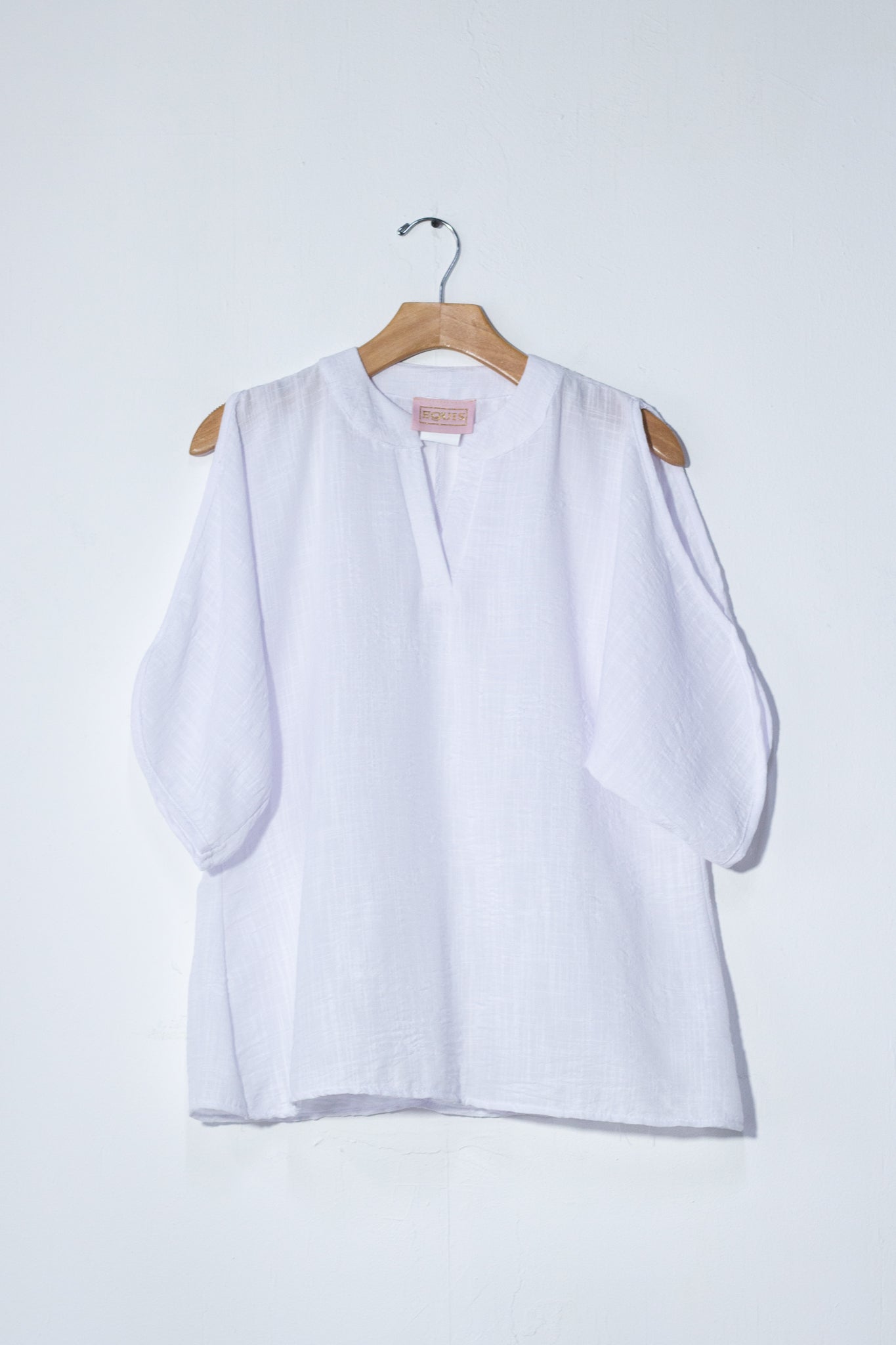 Blusa lisa cuello V blanca