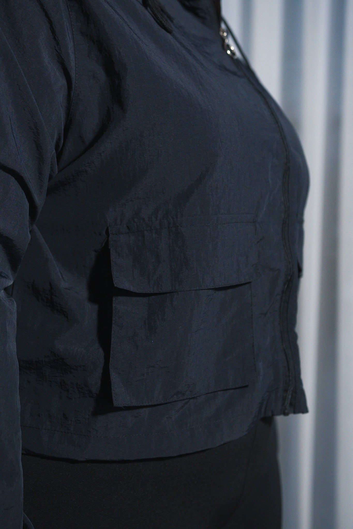 Chamarra rompeviento negra