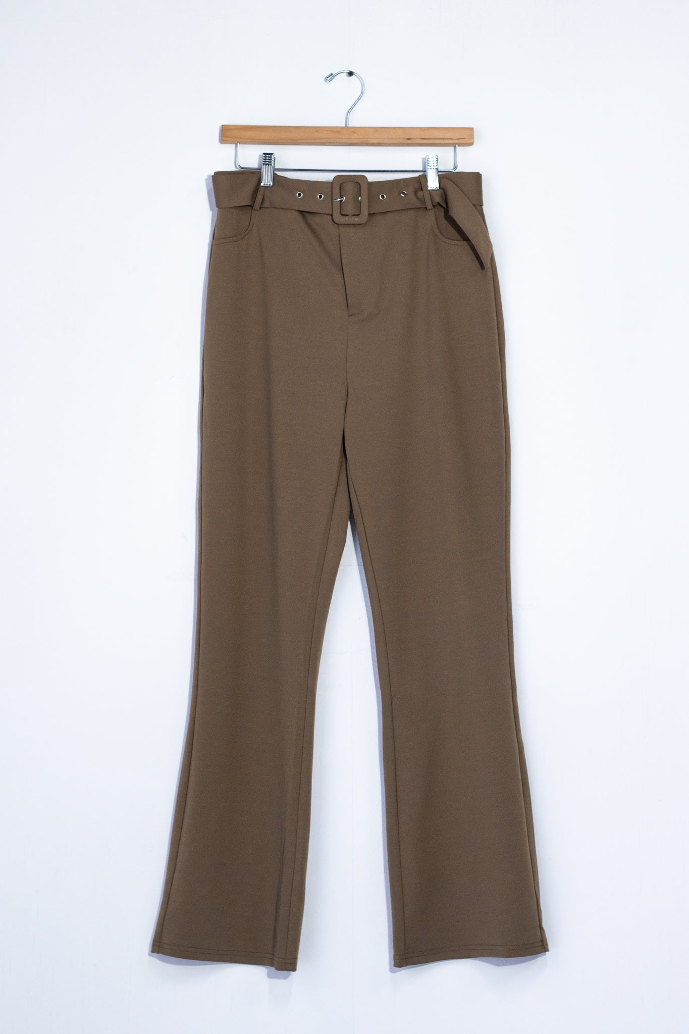 Pantalon recto con cinto olivo