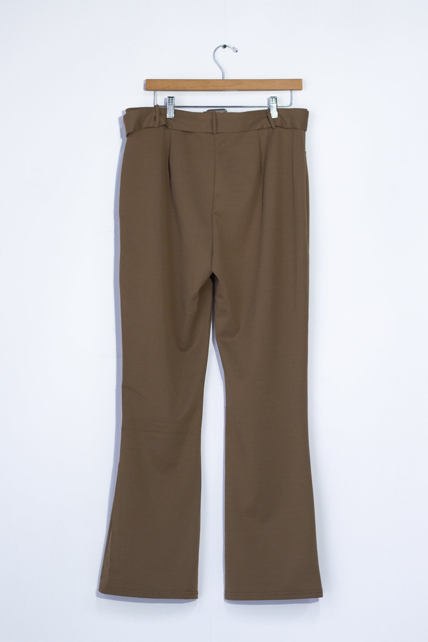 Pantalon recto con cinto olivo