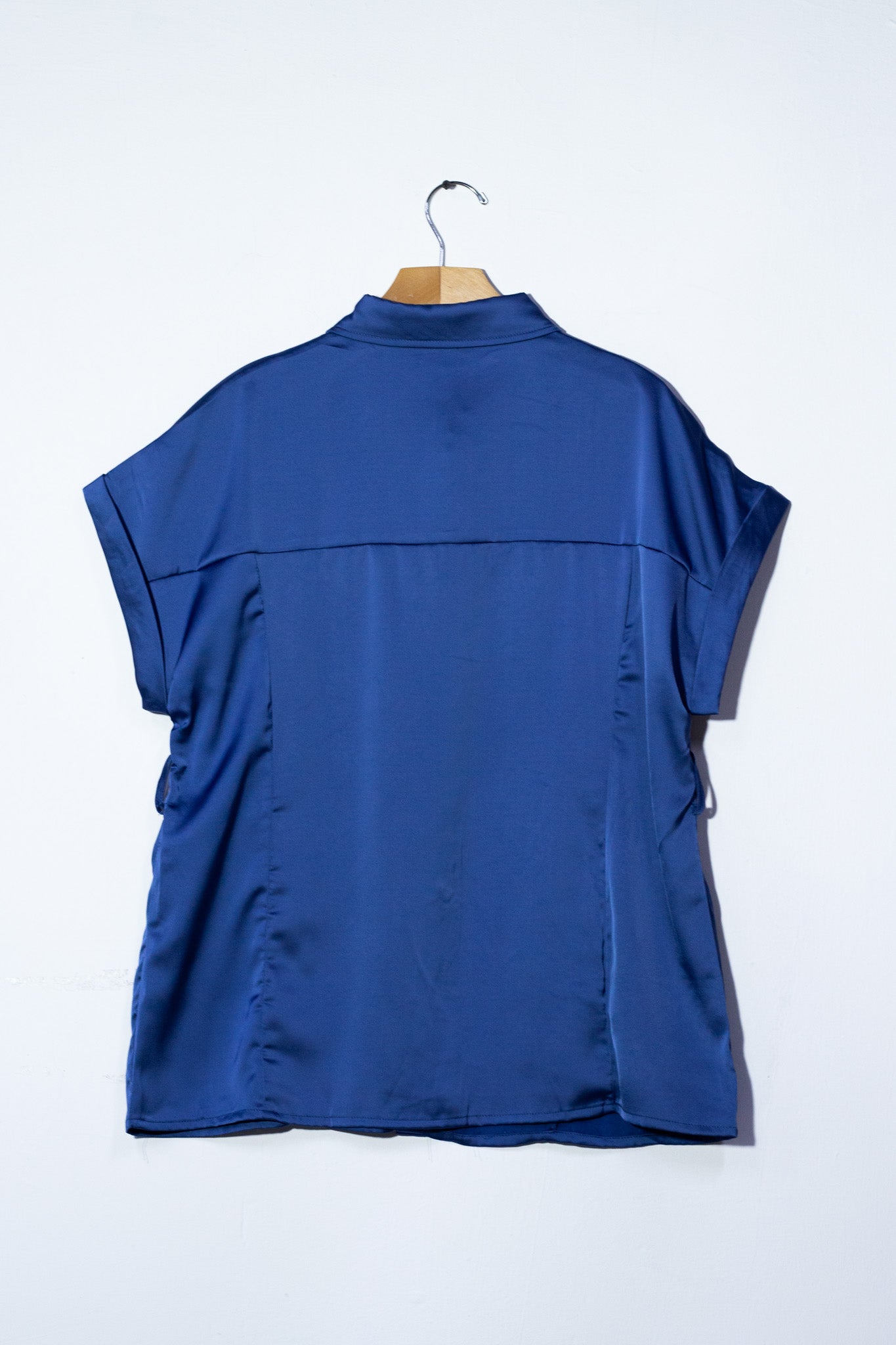 Camisa satin c/lazo azul