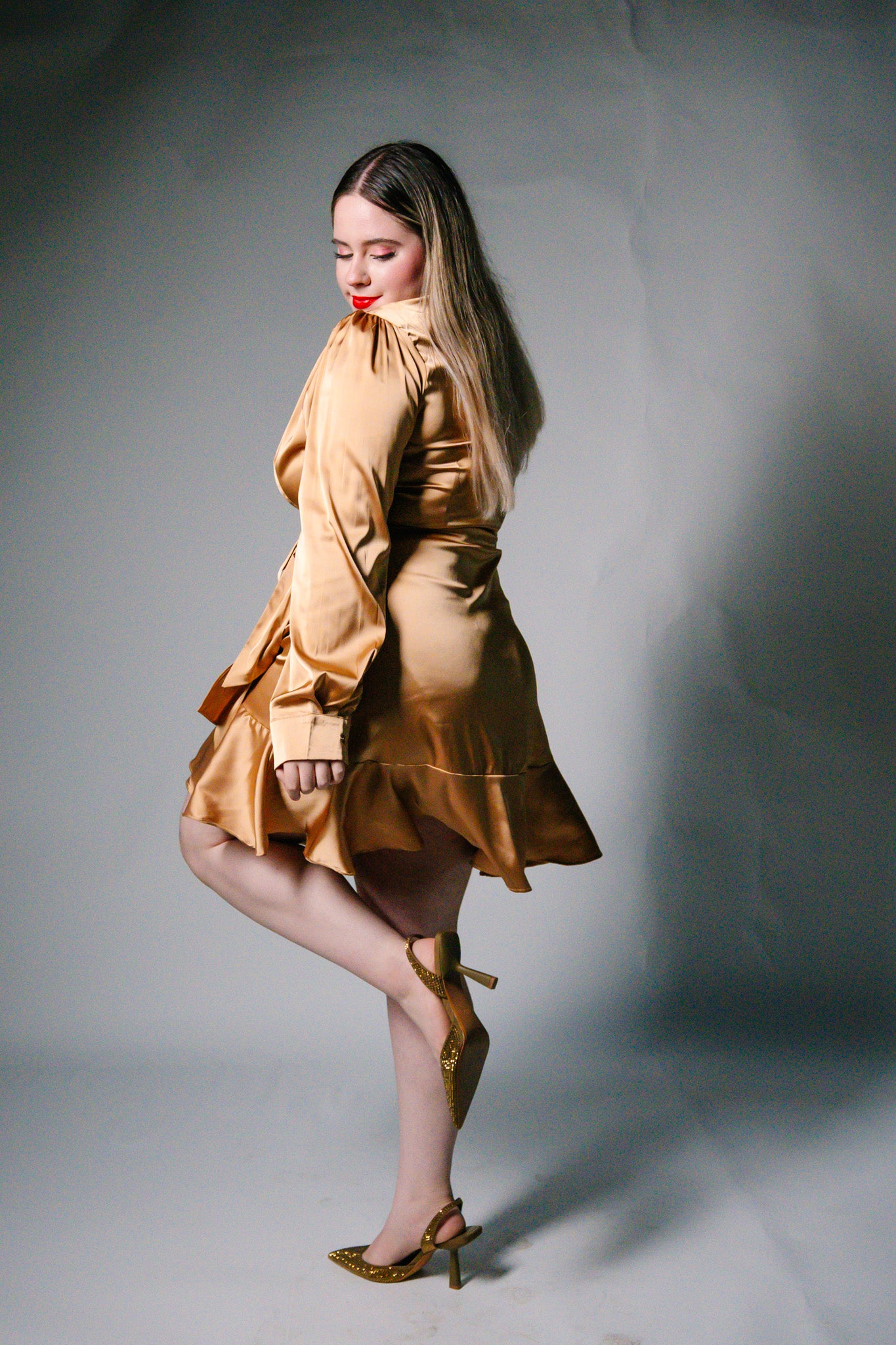 Vestido satin envolvente beige