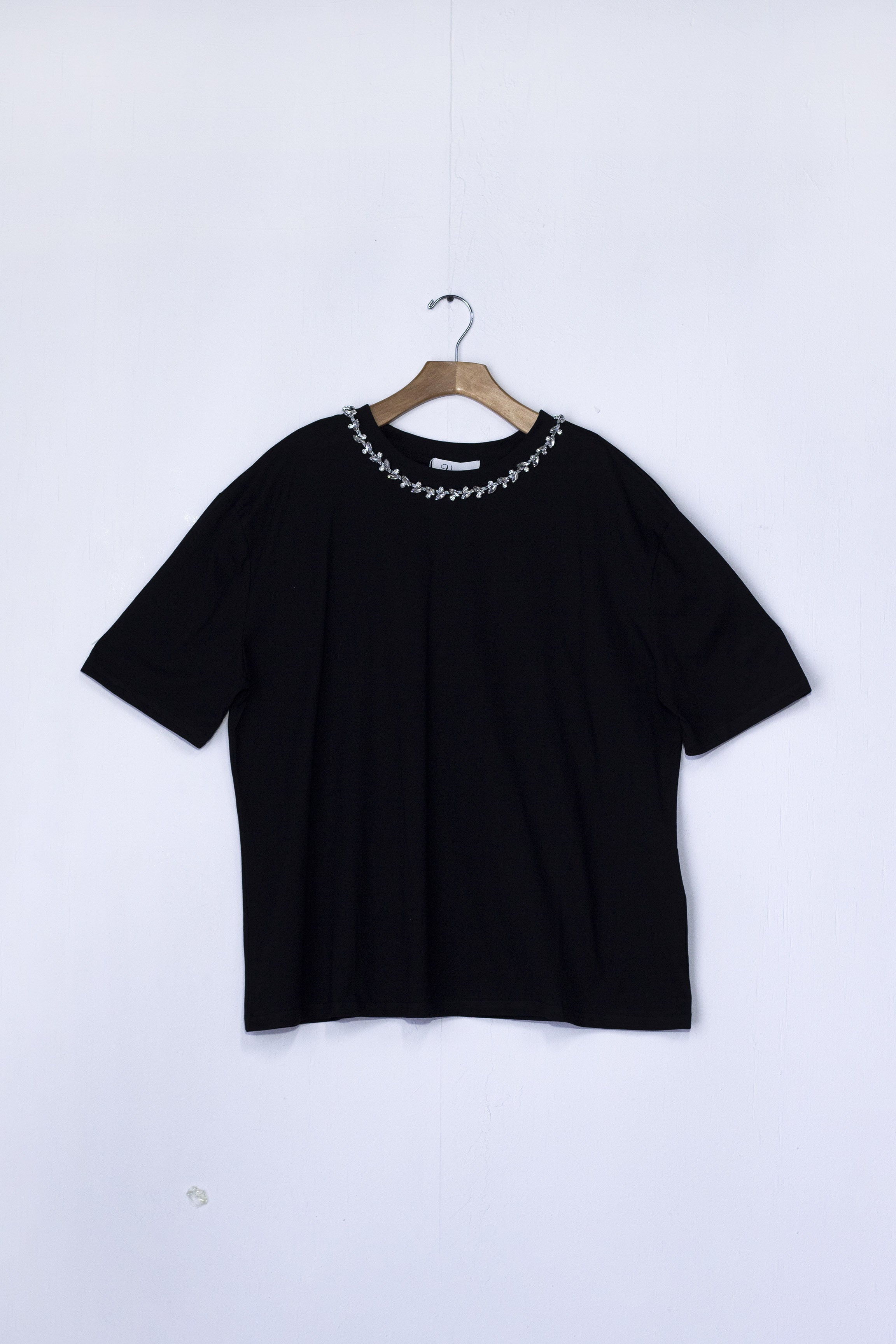 Playera con piedras en cuello