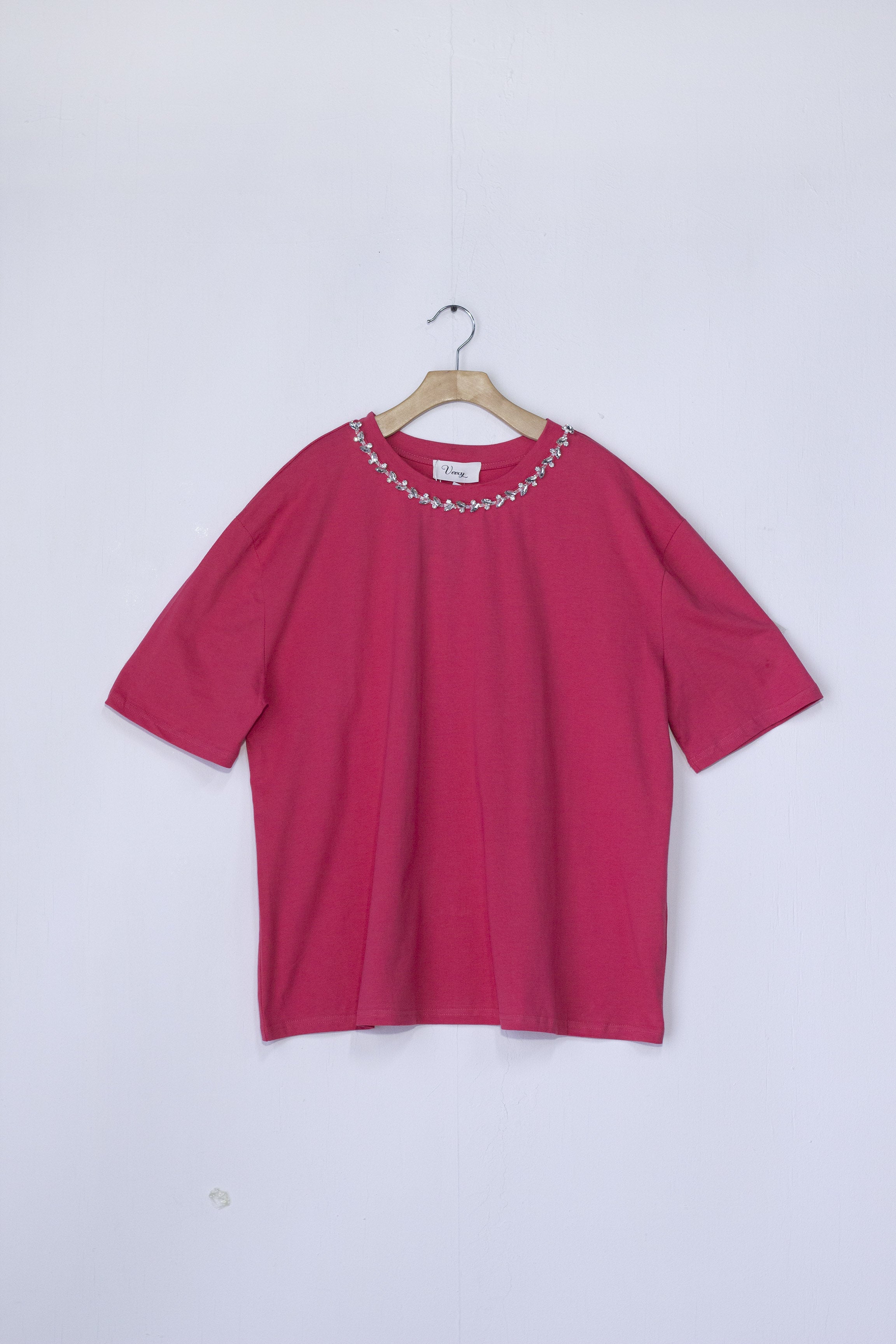 Playera con piedras en cuello