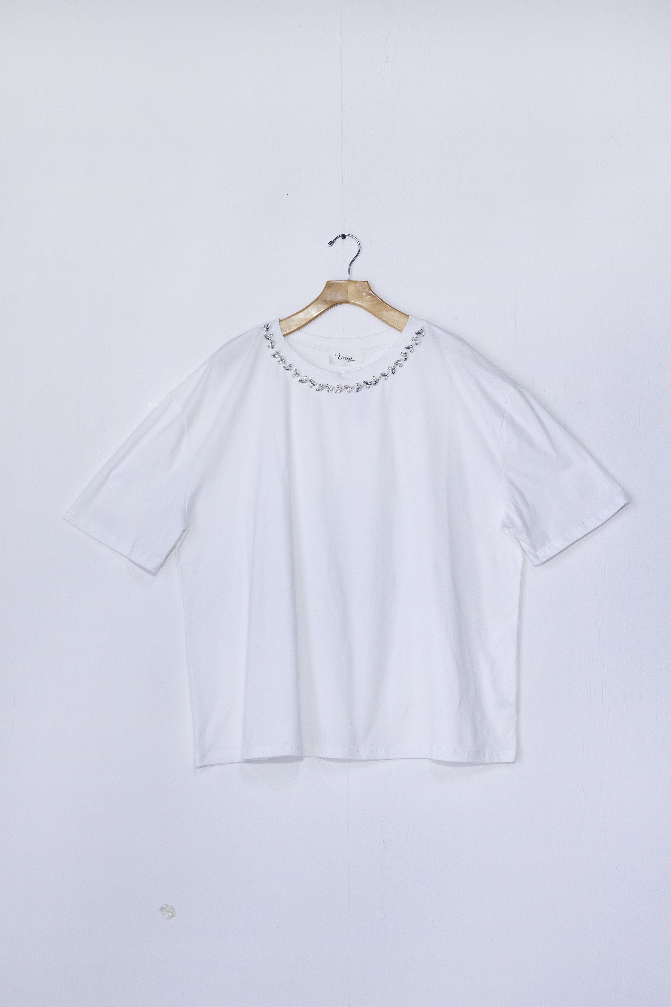 Playera con piedras en cuello