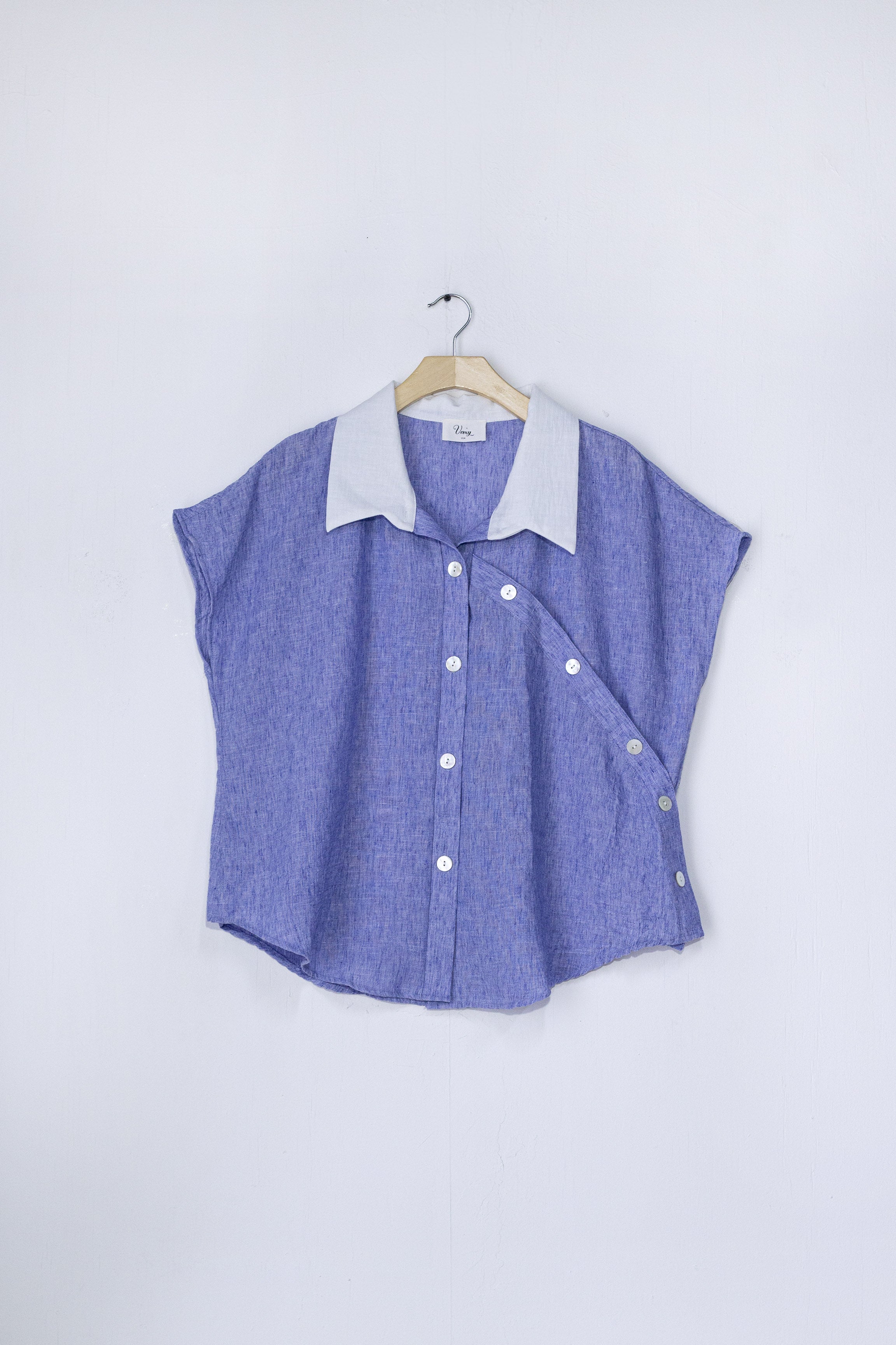 Camisa Azul con Detalles de Botones