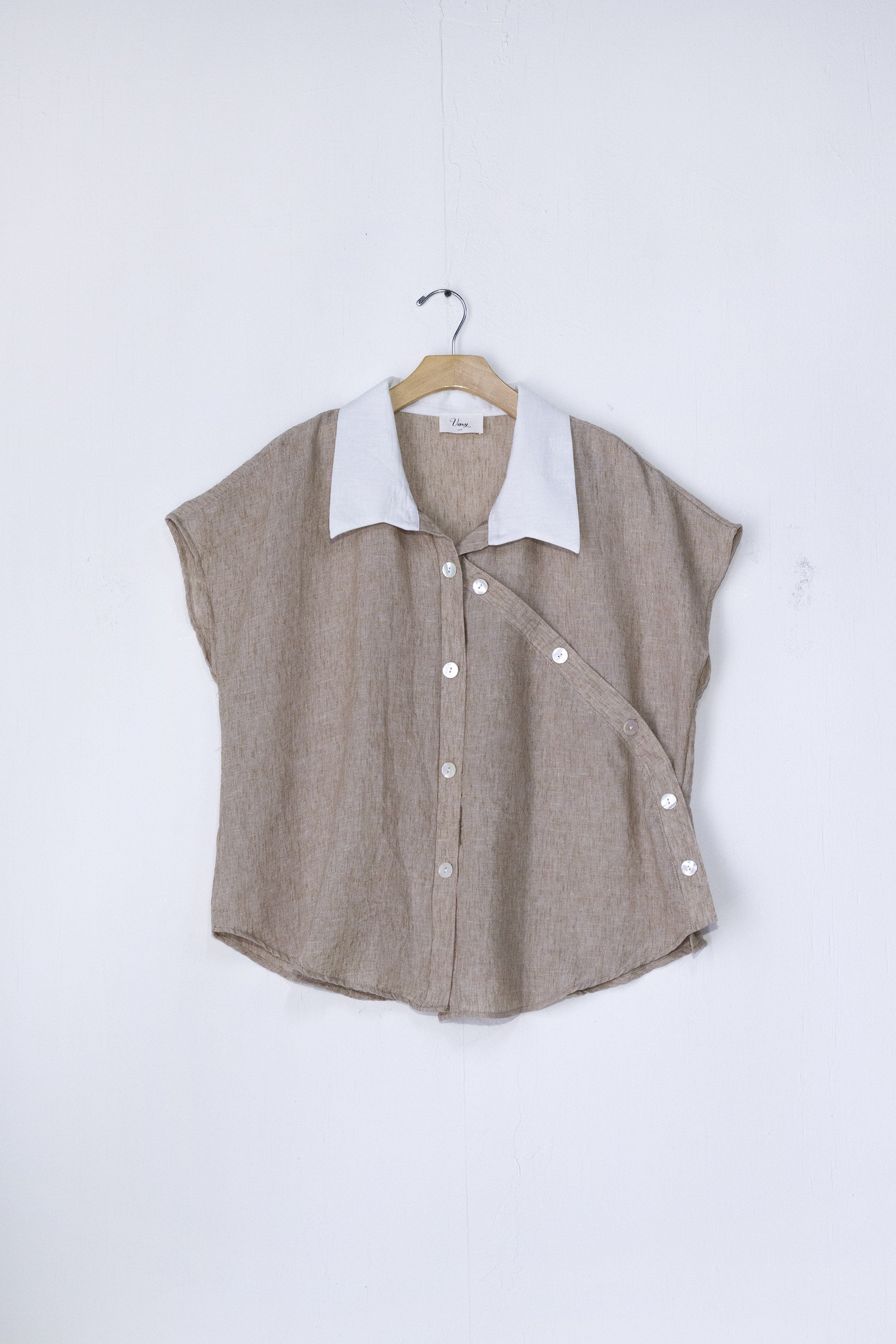 Camisa Beige con Detalles de Botones