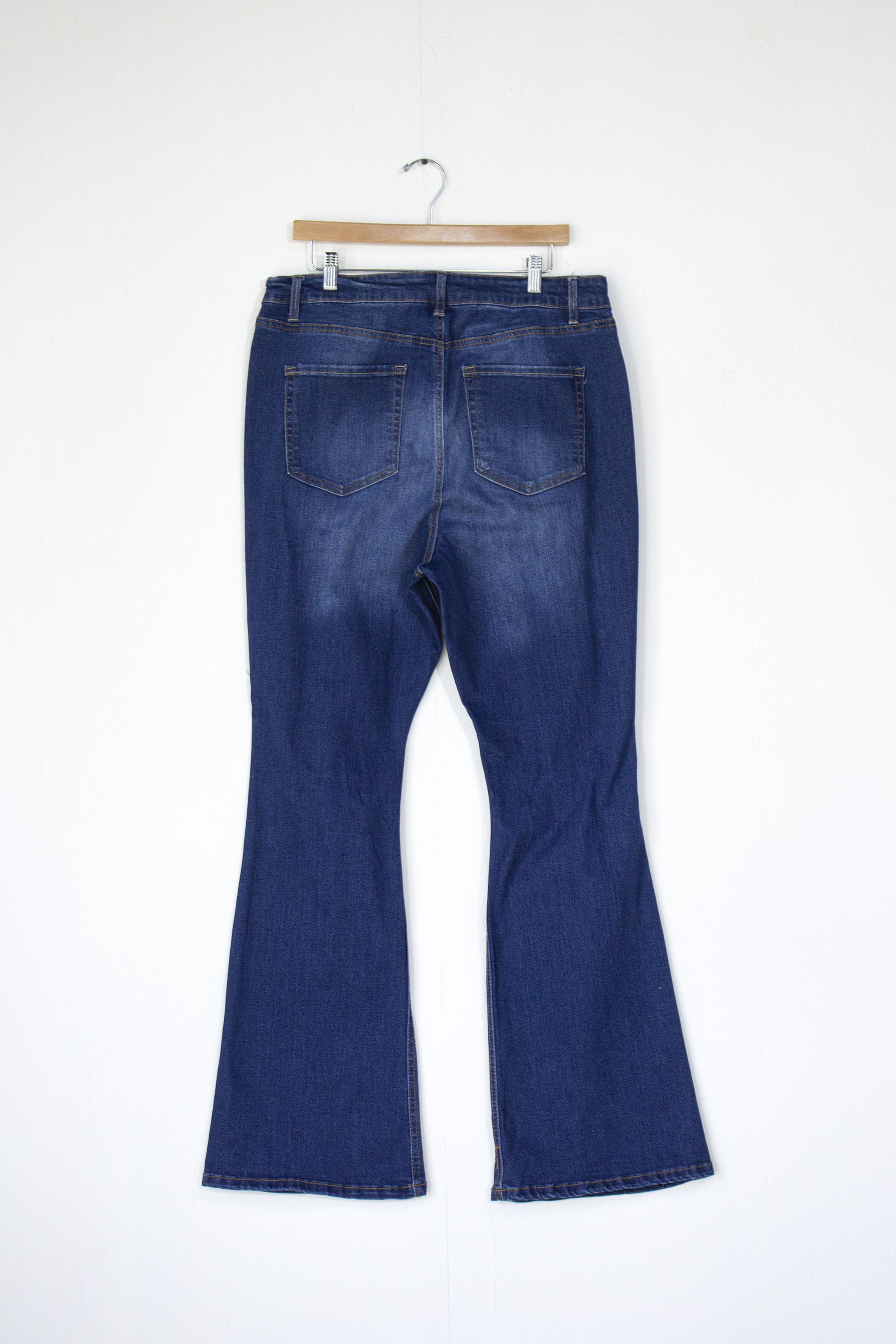 Jeans flare rasgado