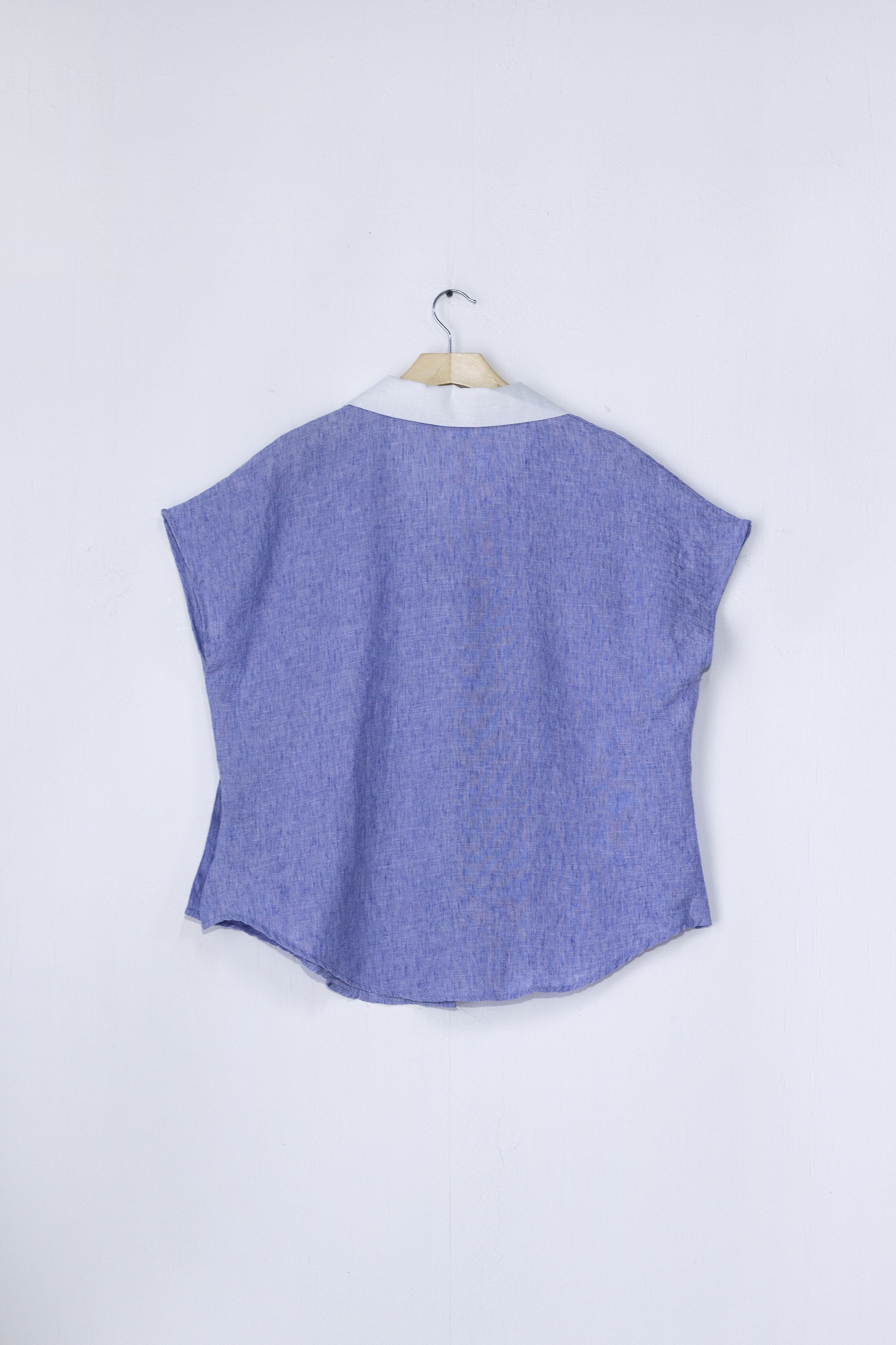 Camisa Azul con Detalles de Botones