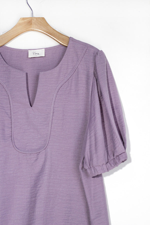 Blusa lisa con detalles en cuello