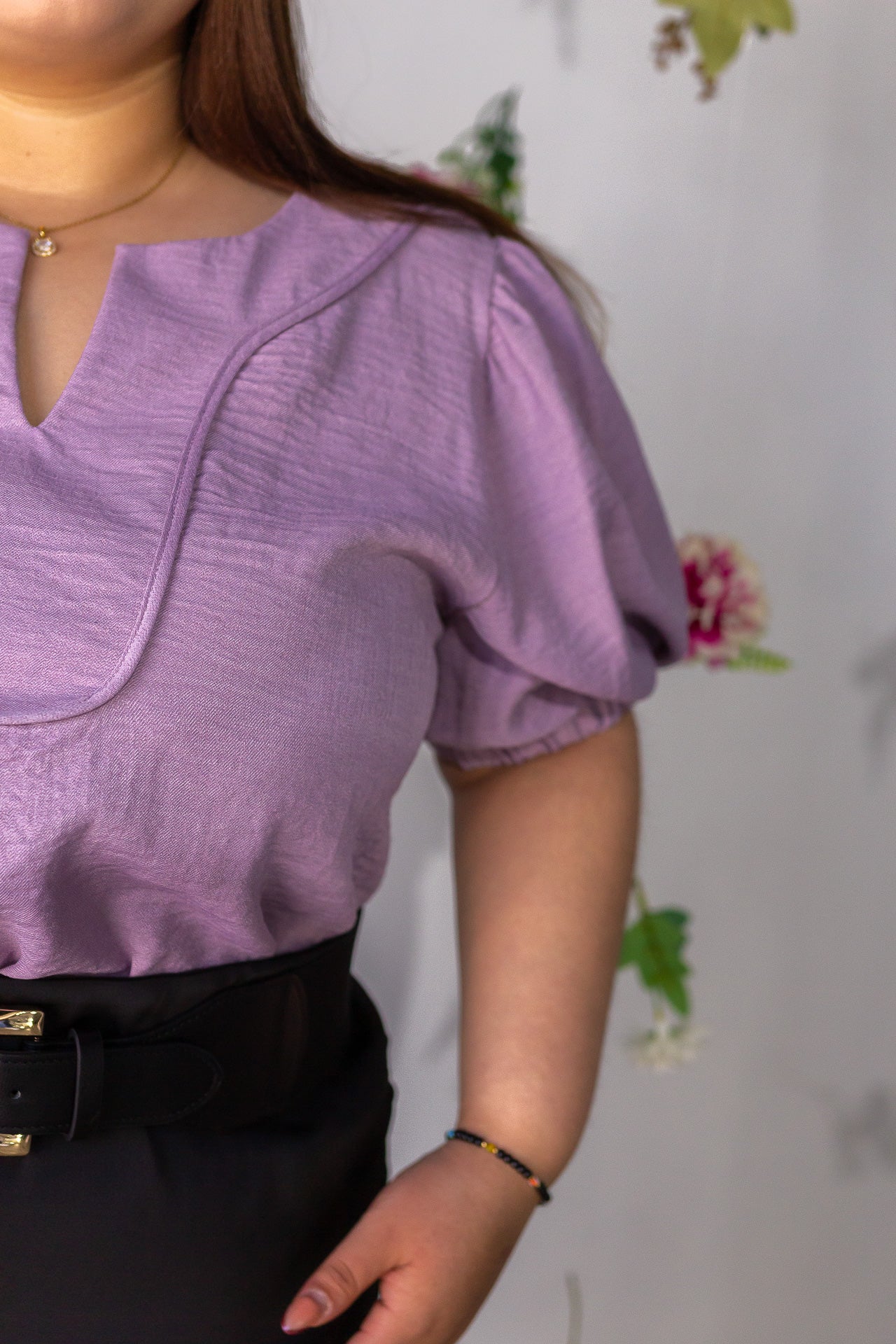Blusa lisa con detalles en cuello