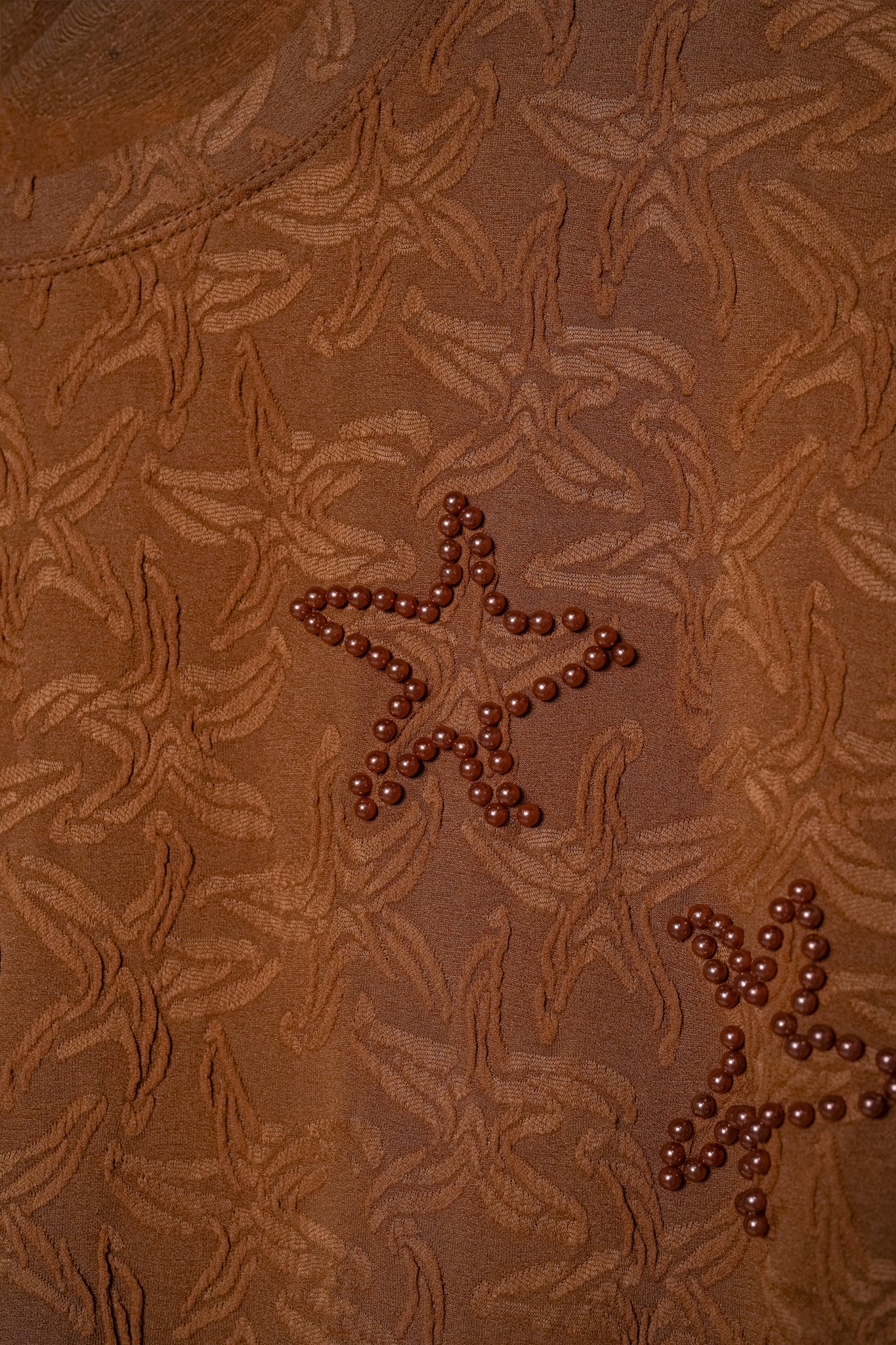 Blusa textura estrellas cafe