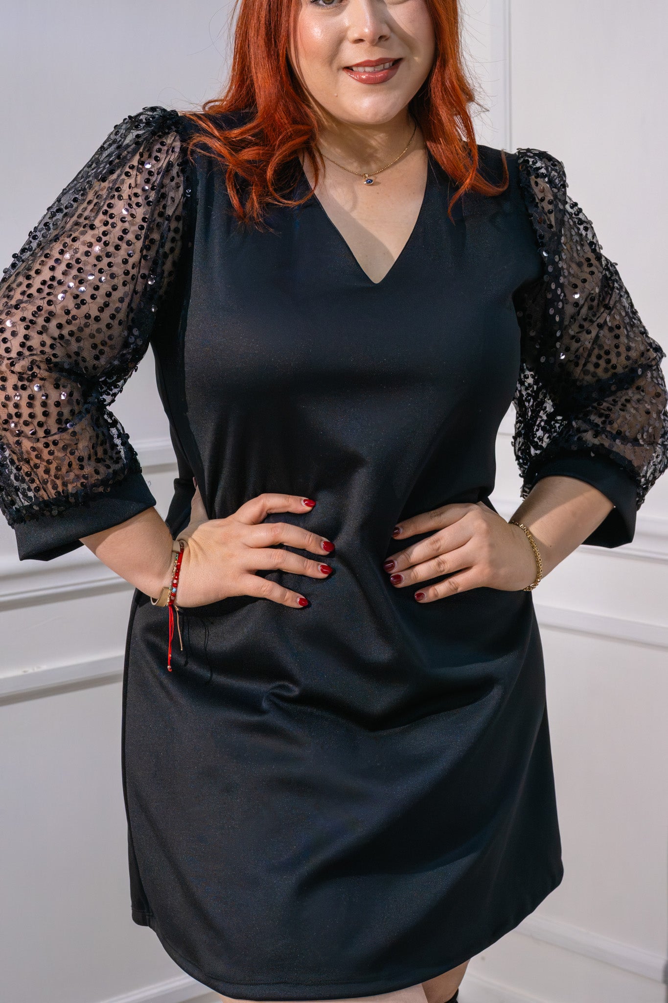 Vestido con detalle de lentejuela en manga neg