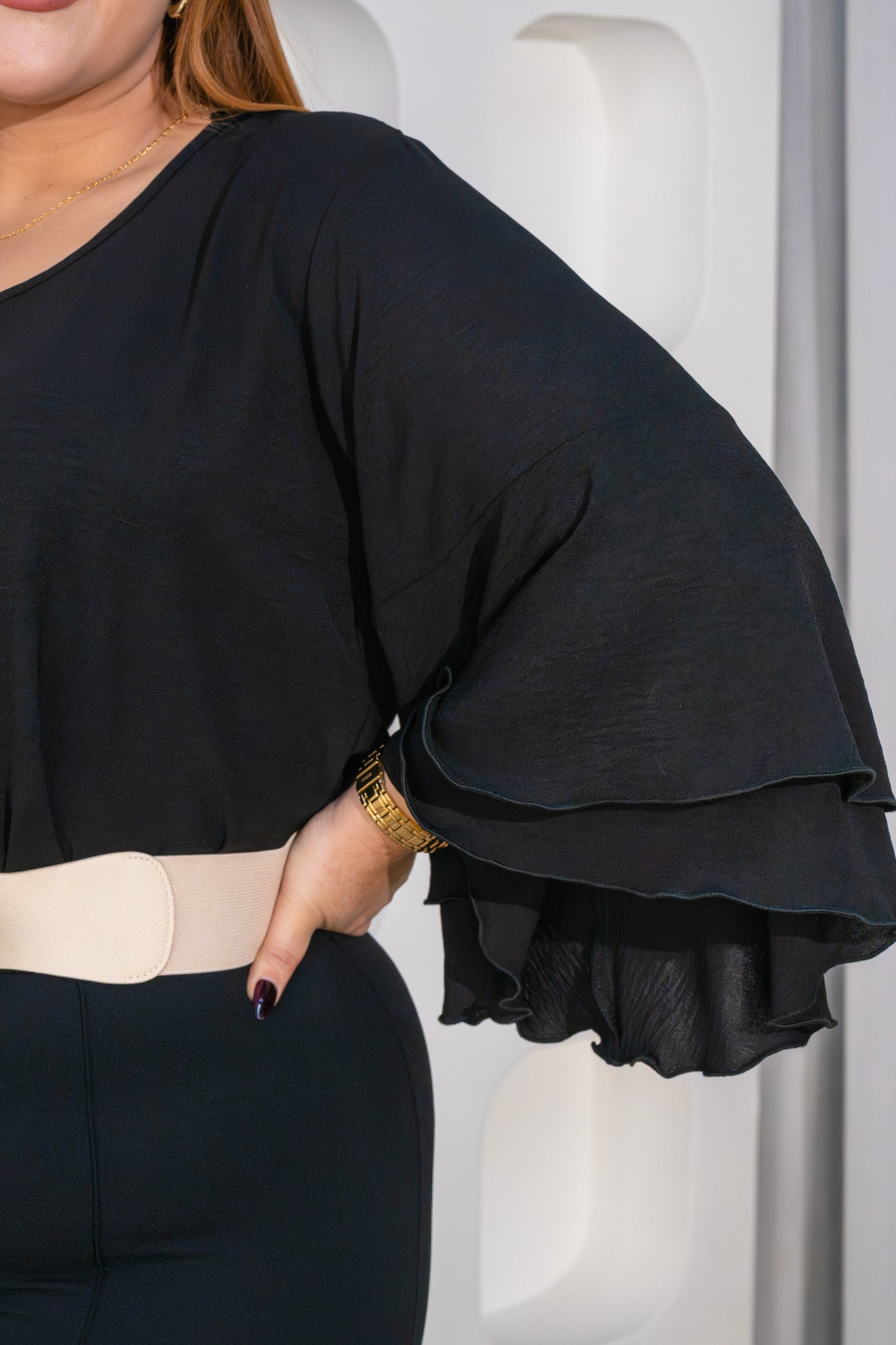 Blusa lisa manga campana neg