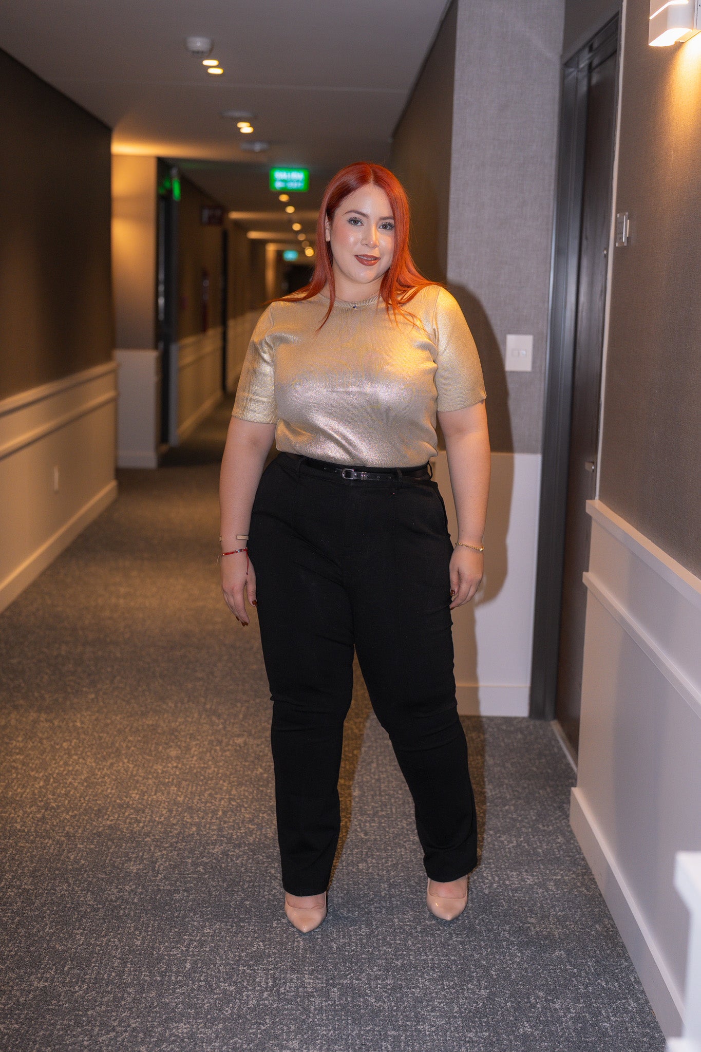 Pantalon vestir con cinto negro