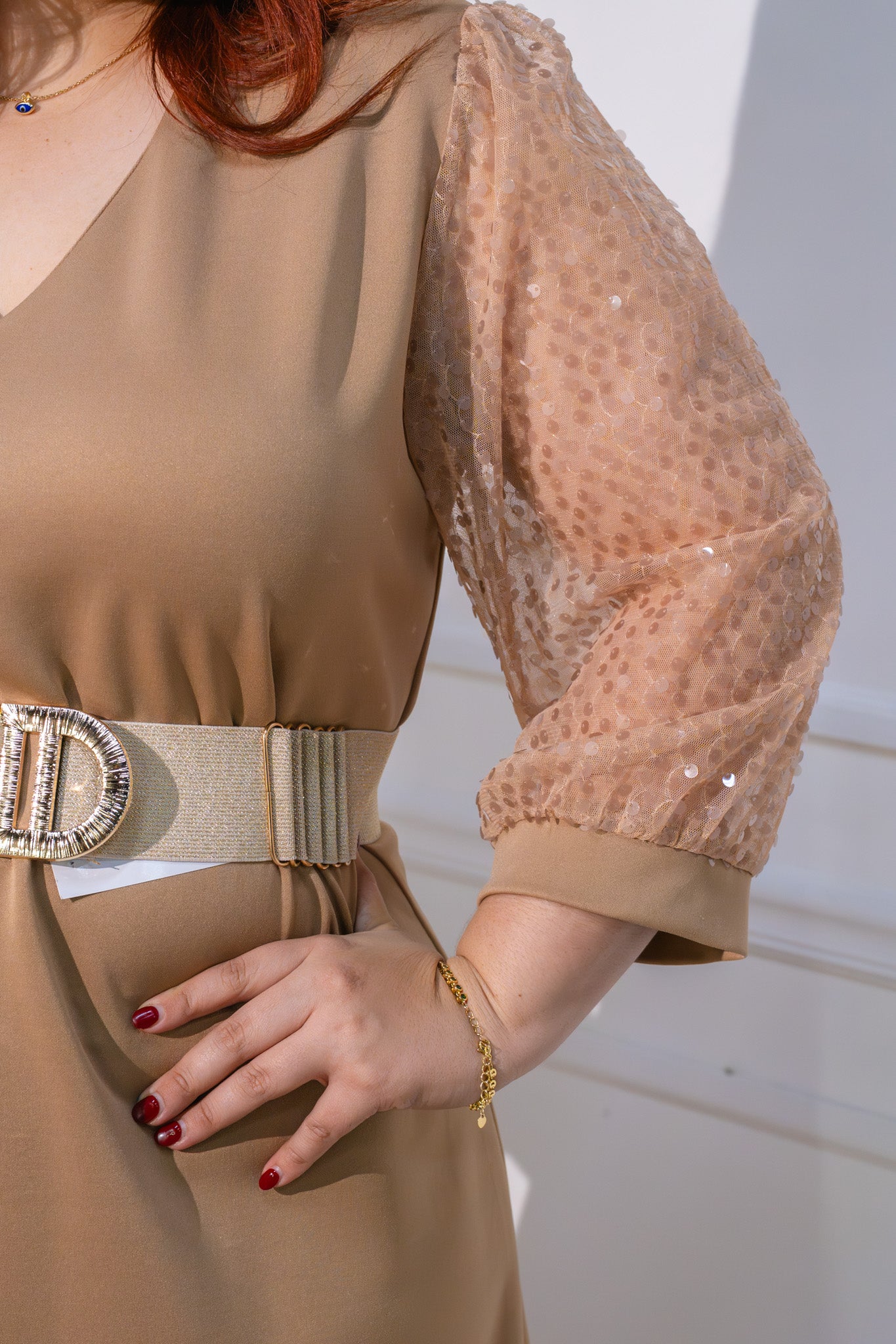 Vestido con detalle de lentejuela en manga bei