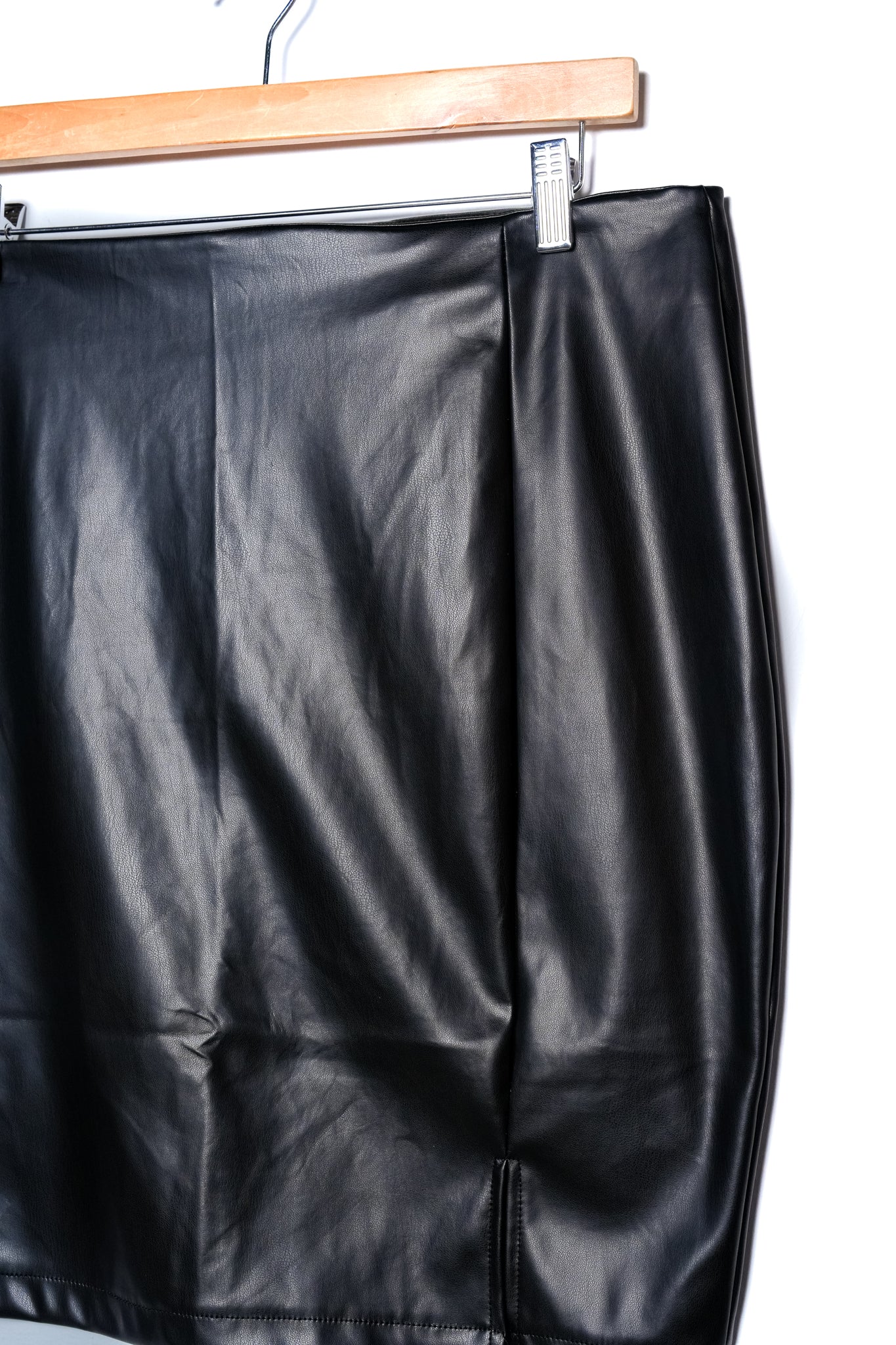 Falda cuero lisa negra