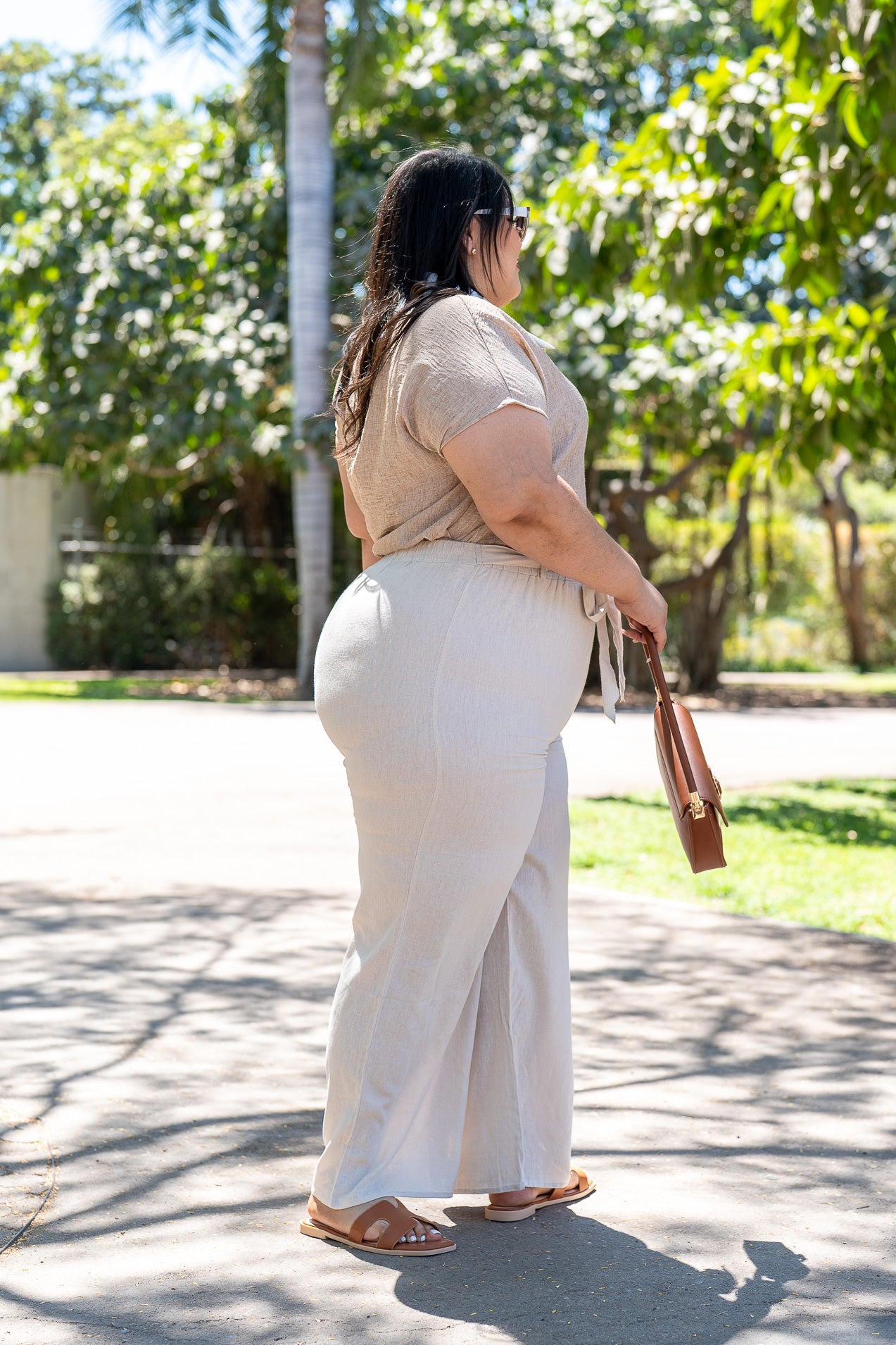 Camisa Beige con Detalles de Botones