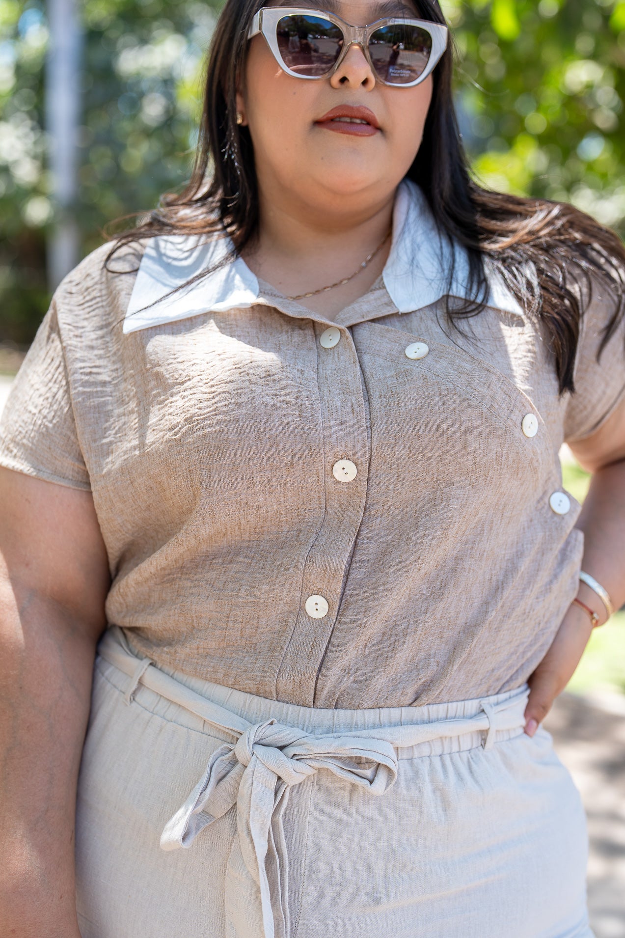 Camisa Beige con Detalles de Botones