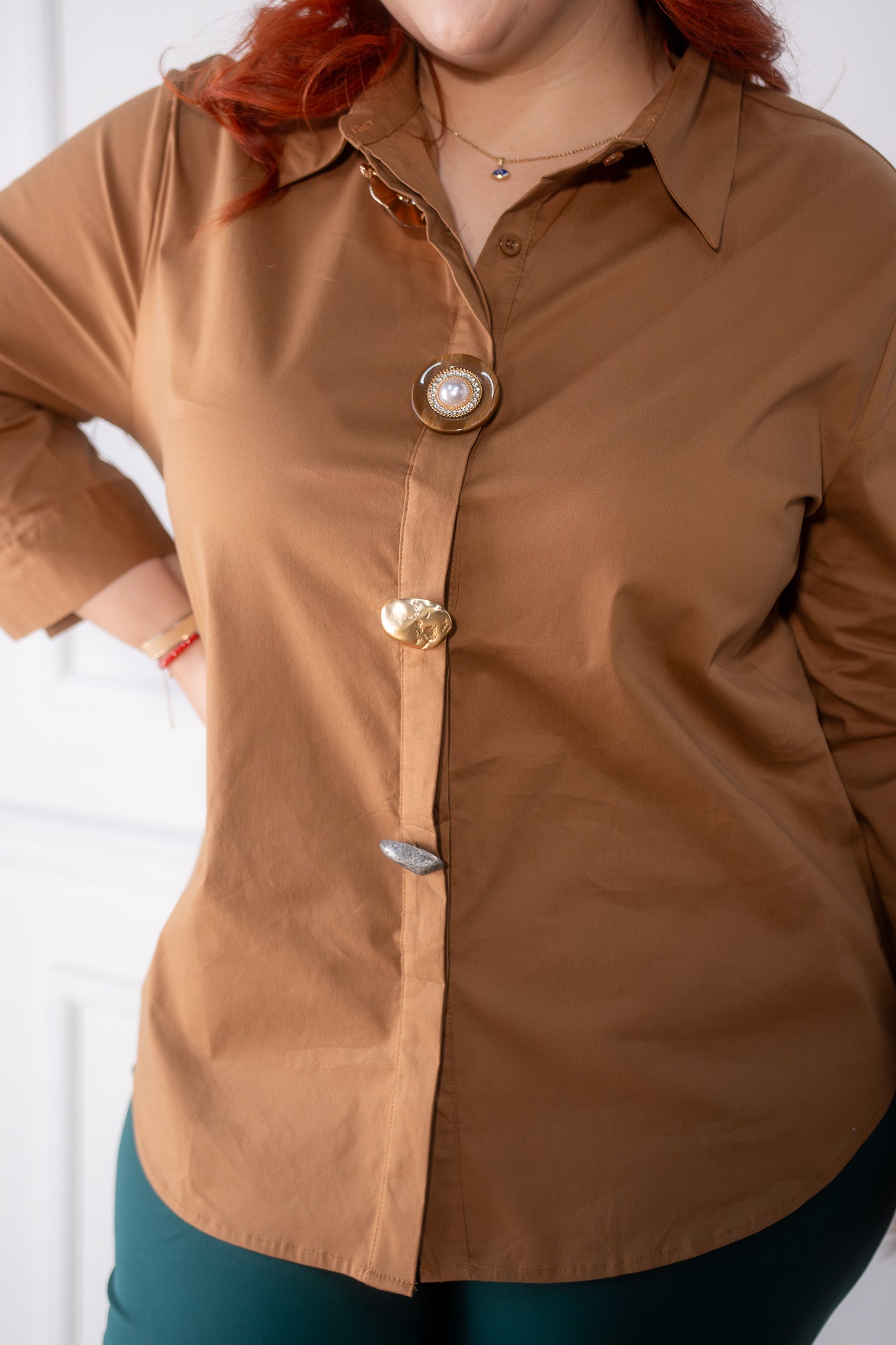 Camisa detalles botones cafe