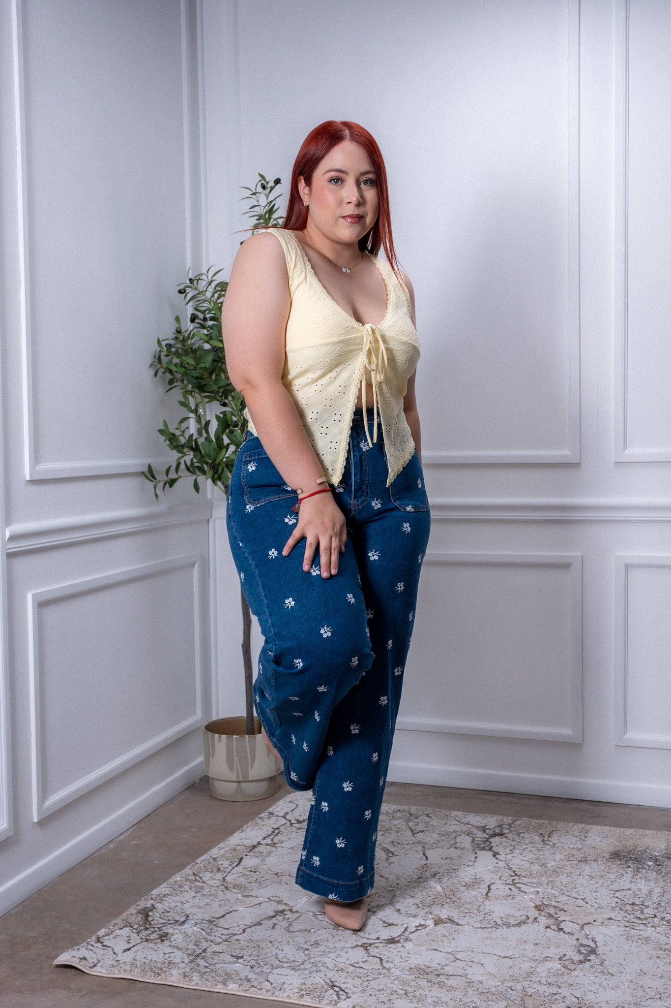 Jeans recto flores bordadas osc