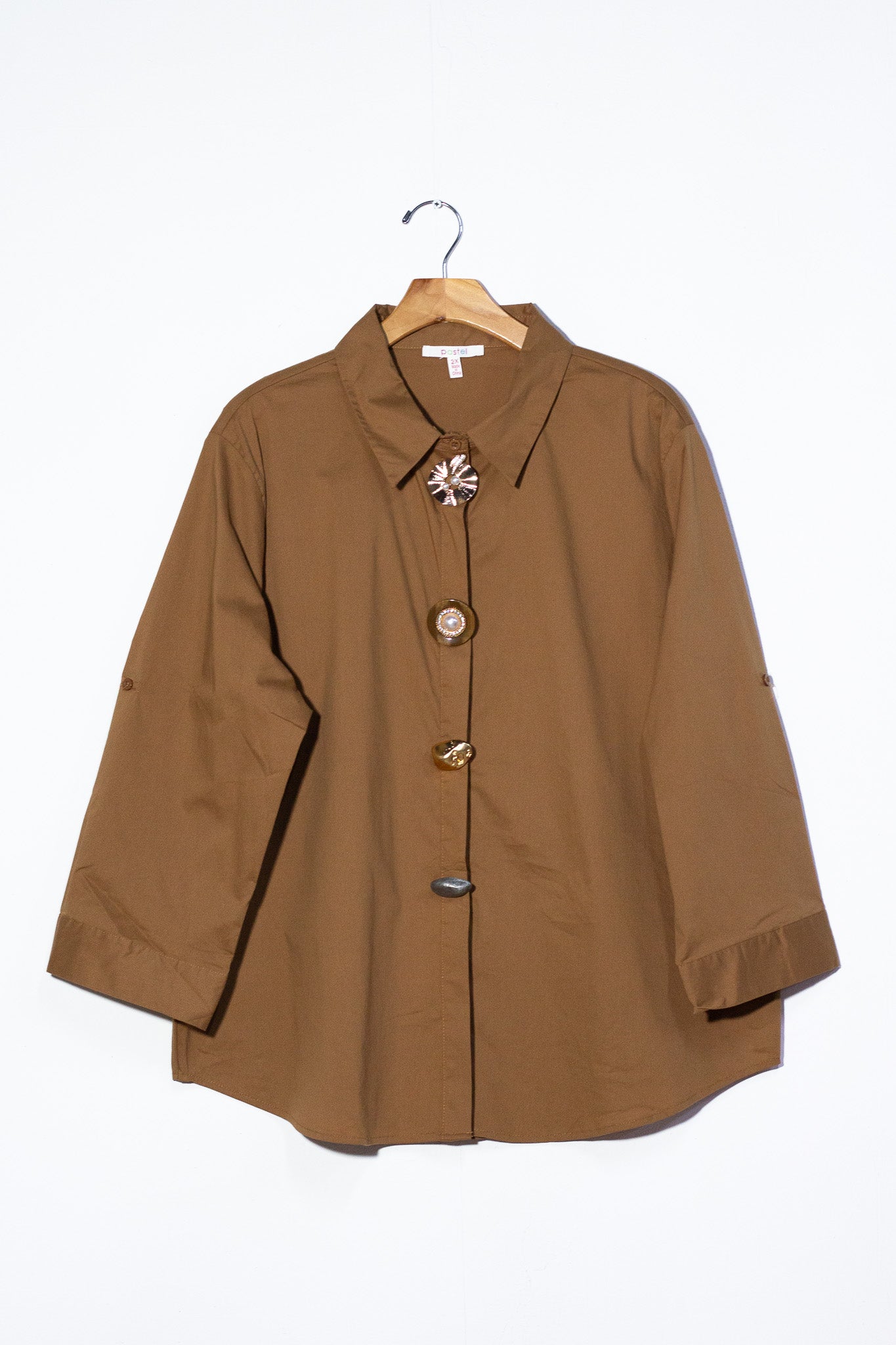 Camisa detalles botones cafe