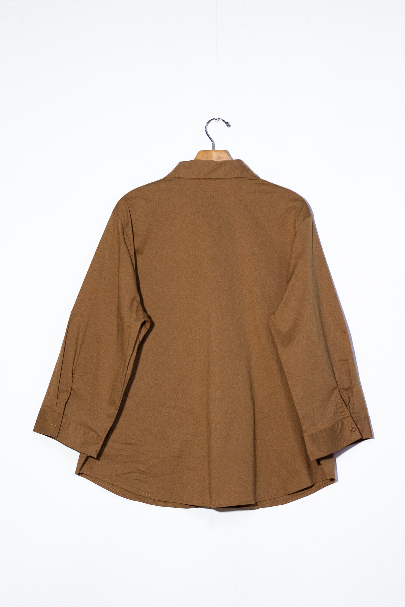 Camisa detalles botones cafe