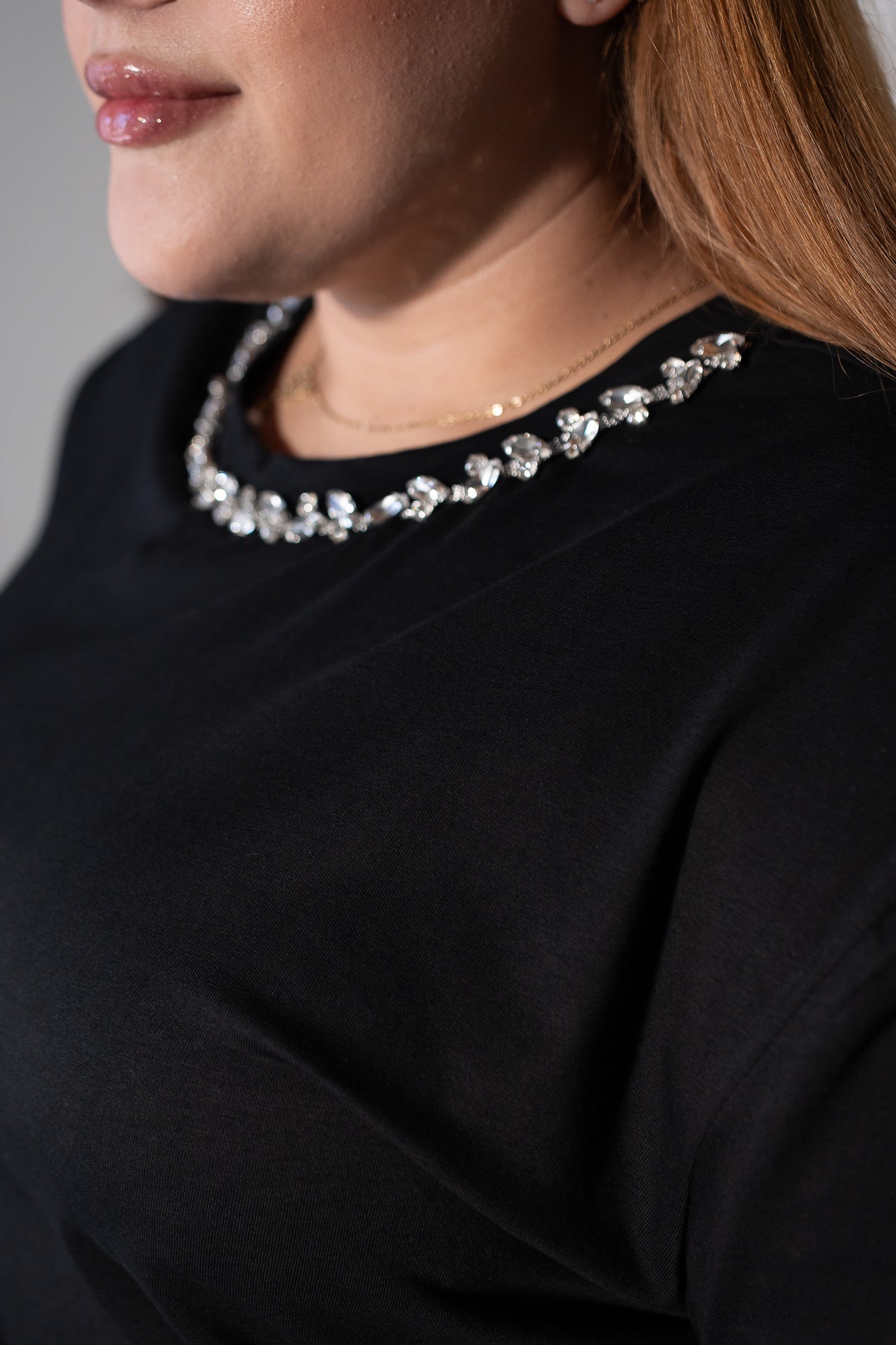 Playera con piedras en cuello