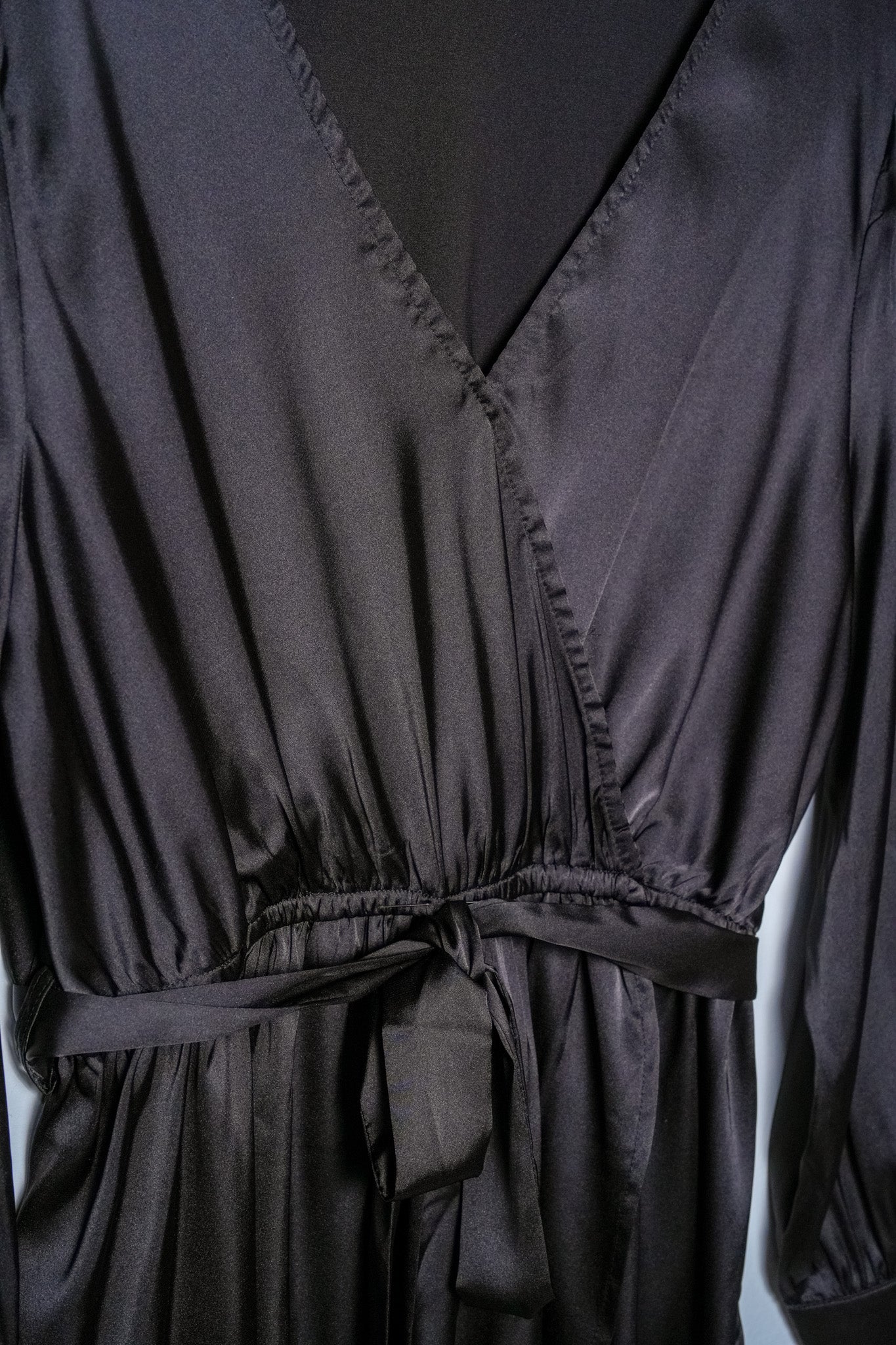 Vestido corto cruzado satin negro