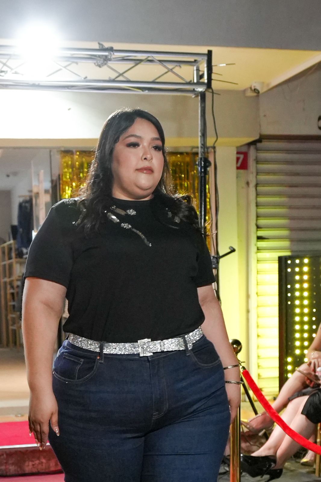 Blusa con piedras negra