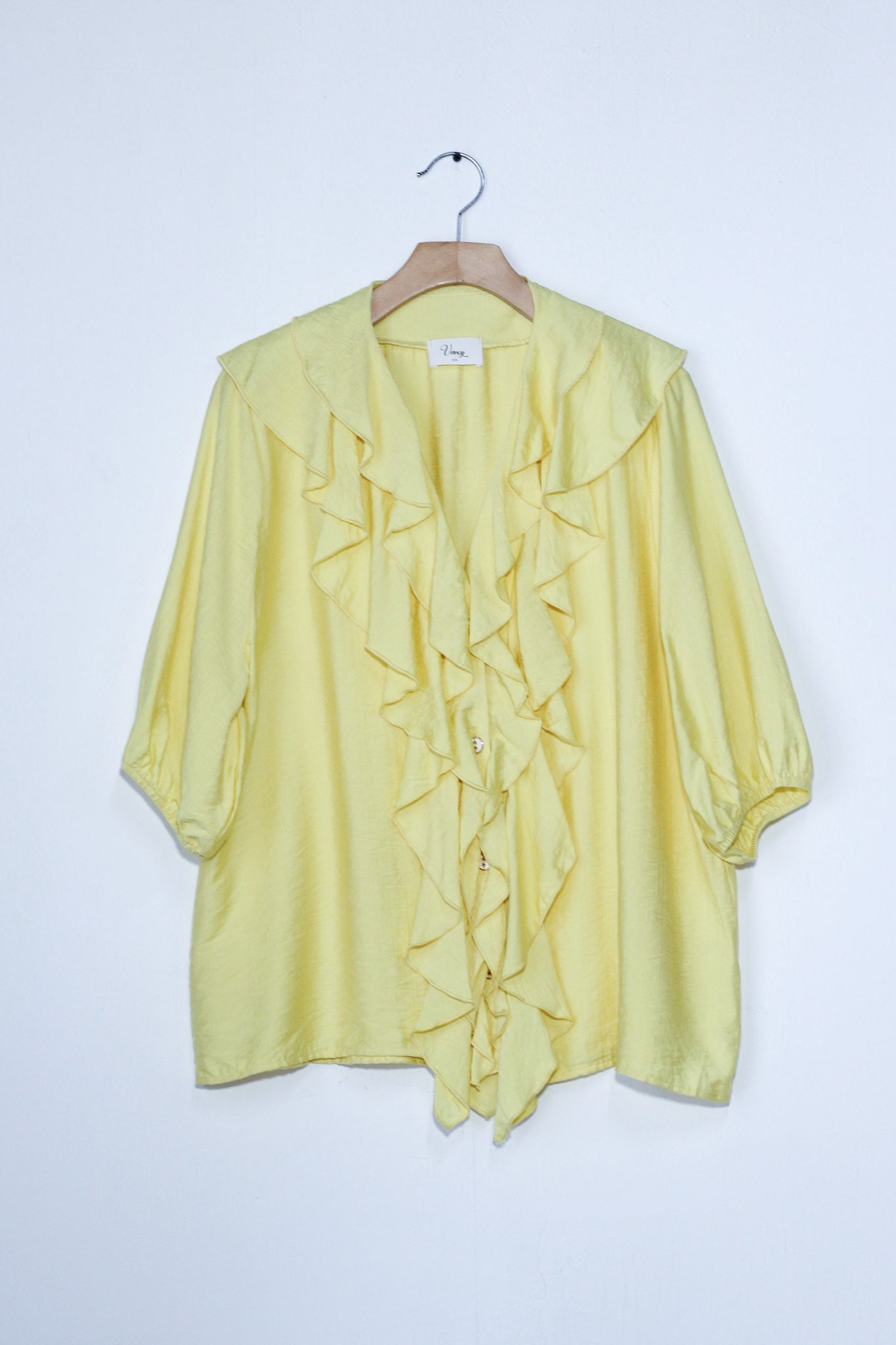 Camisa con escarola amarilla