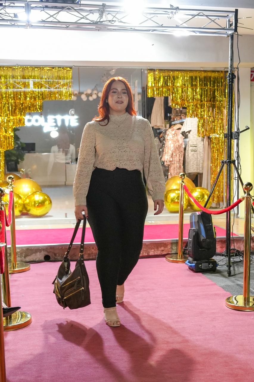 Blusa manga larga con encaje bei